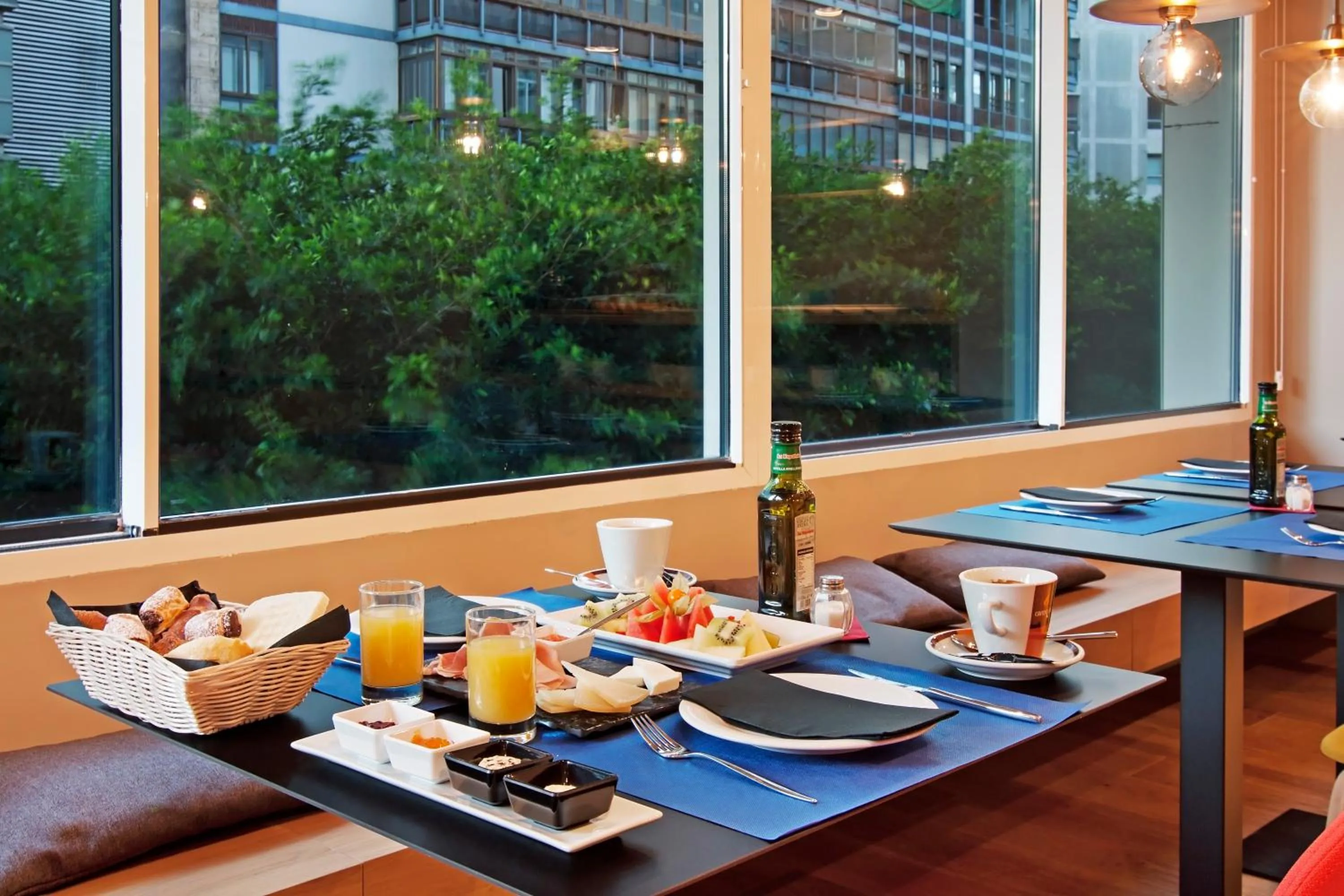 Restaurant/places to eat in One Shot Colón