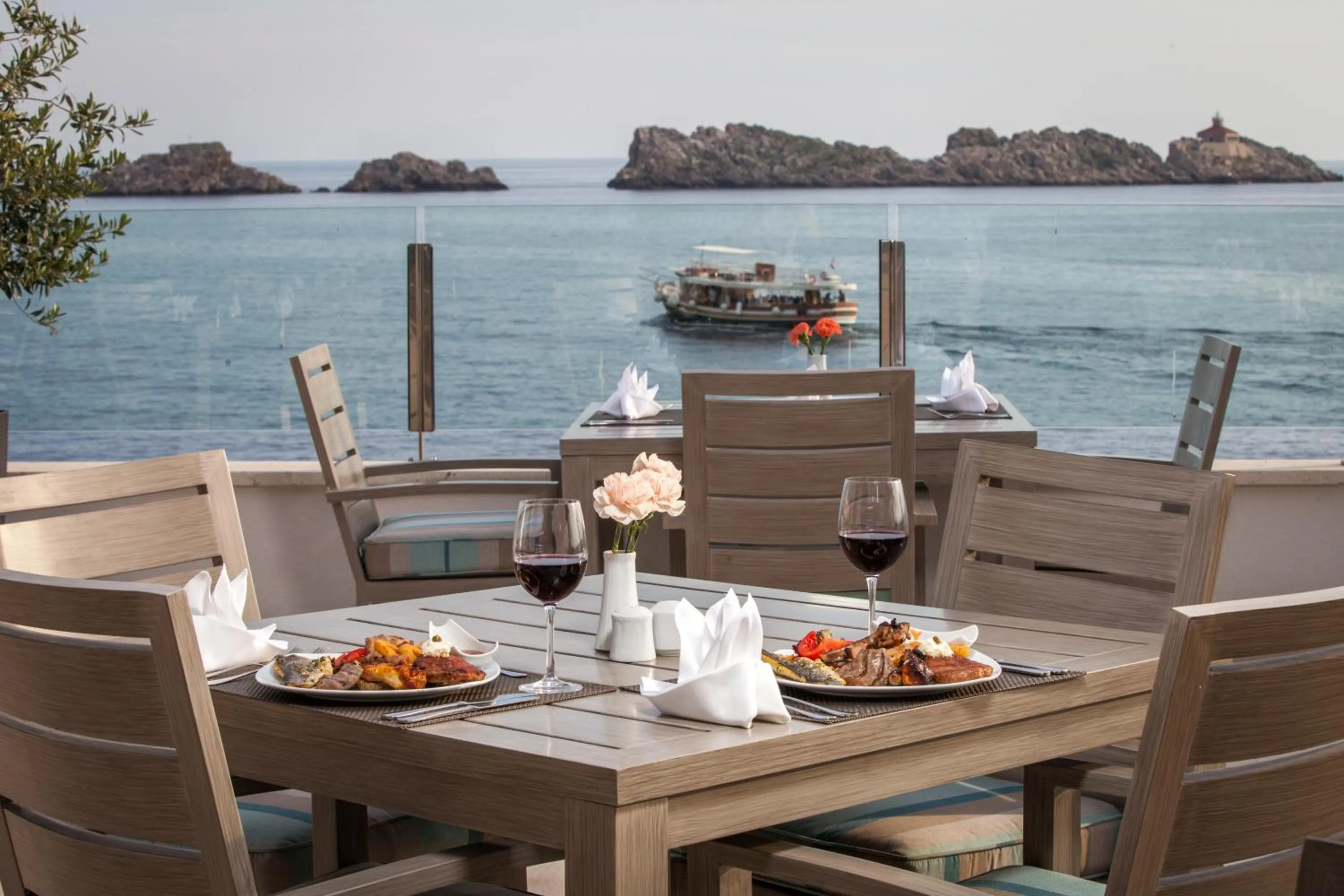 Restaurant/places to eat in Royal Neptun Hotel