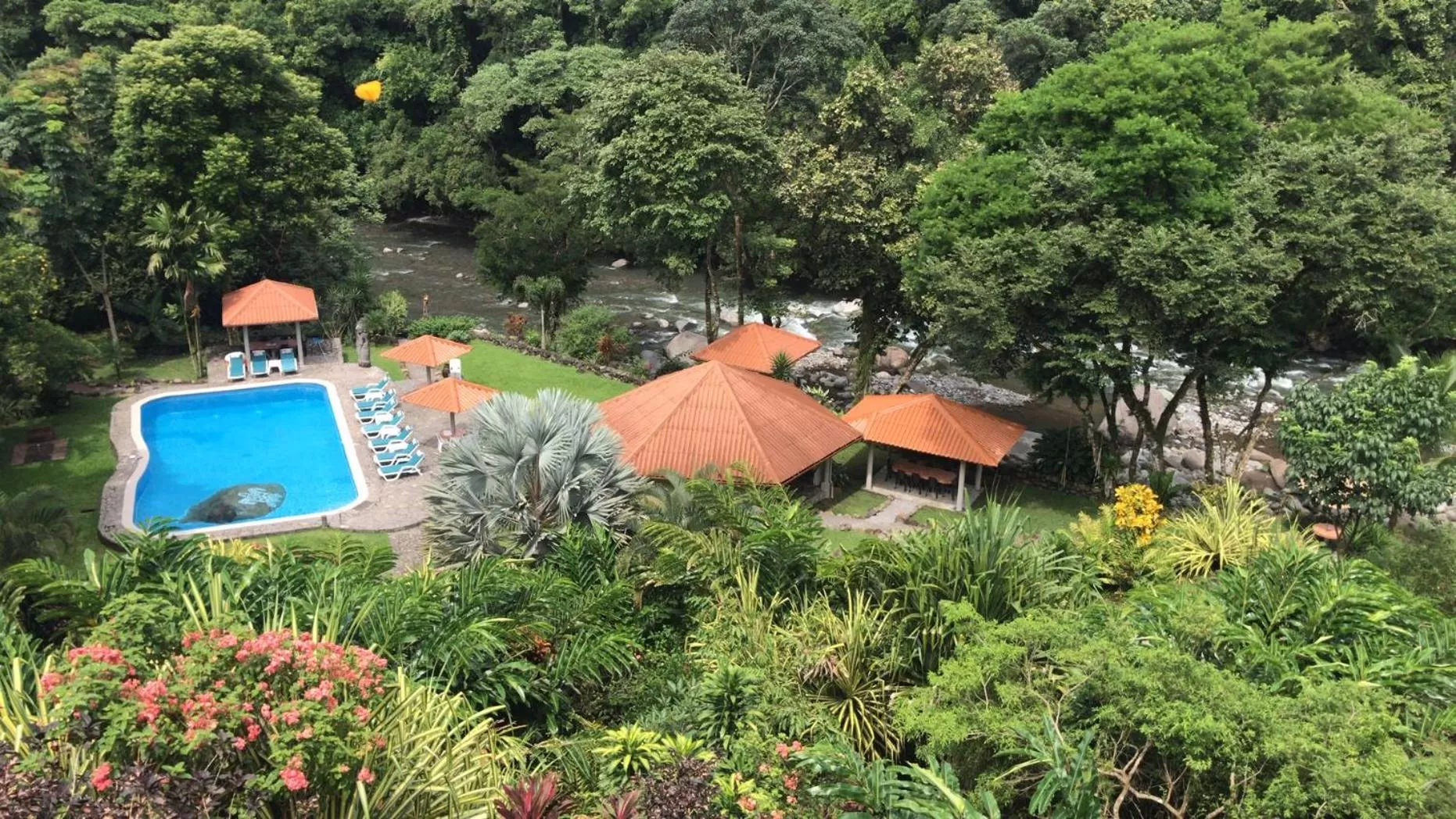 Bird's eye view, Bird's-eye View in Cabanas Rio Encantado