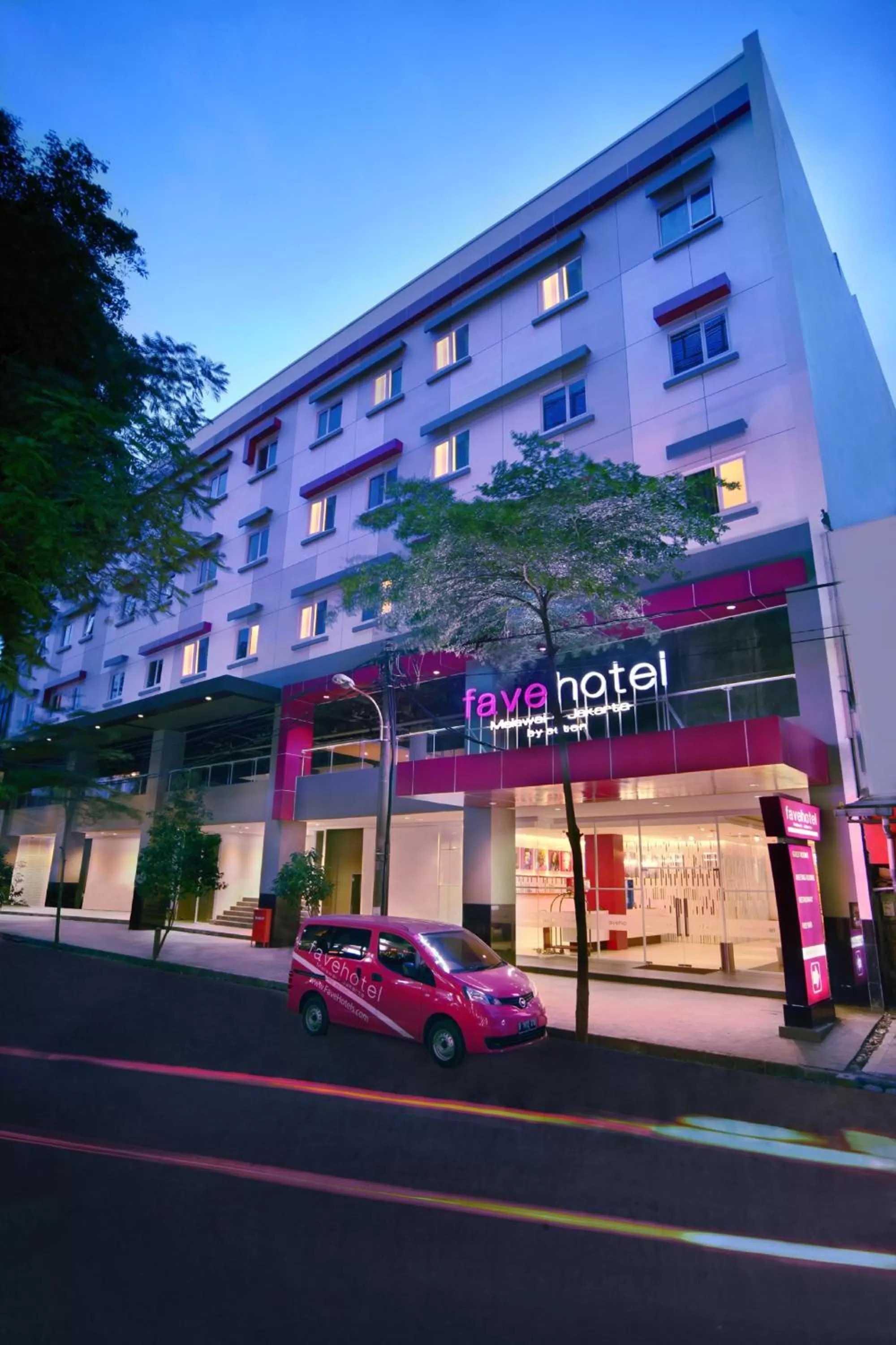 Facade/entrance in favehotel Melawai