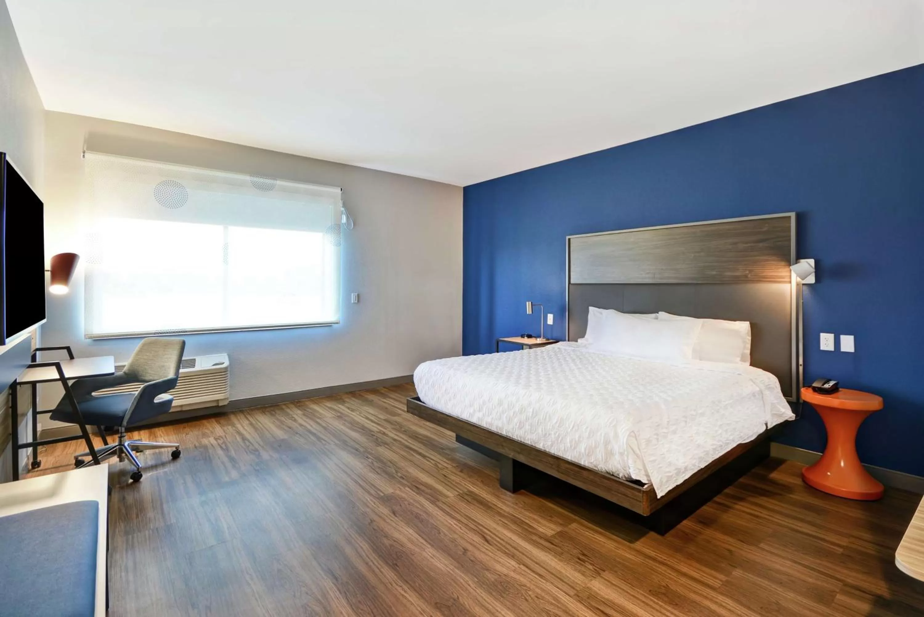 Bedroom, Bed in Tru By Hilton Huber Heights Dayton