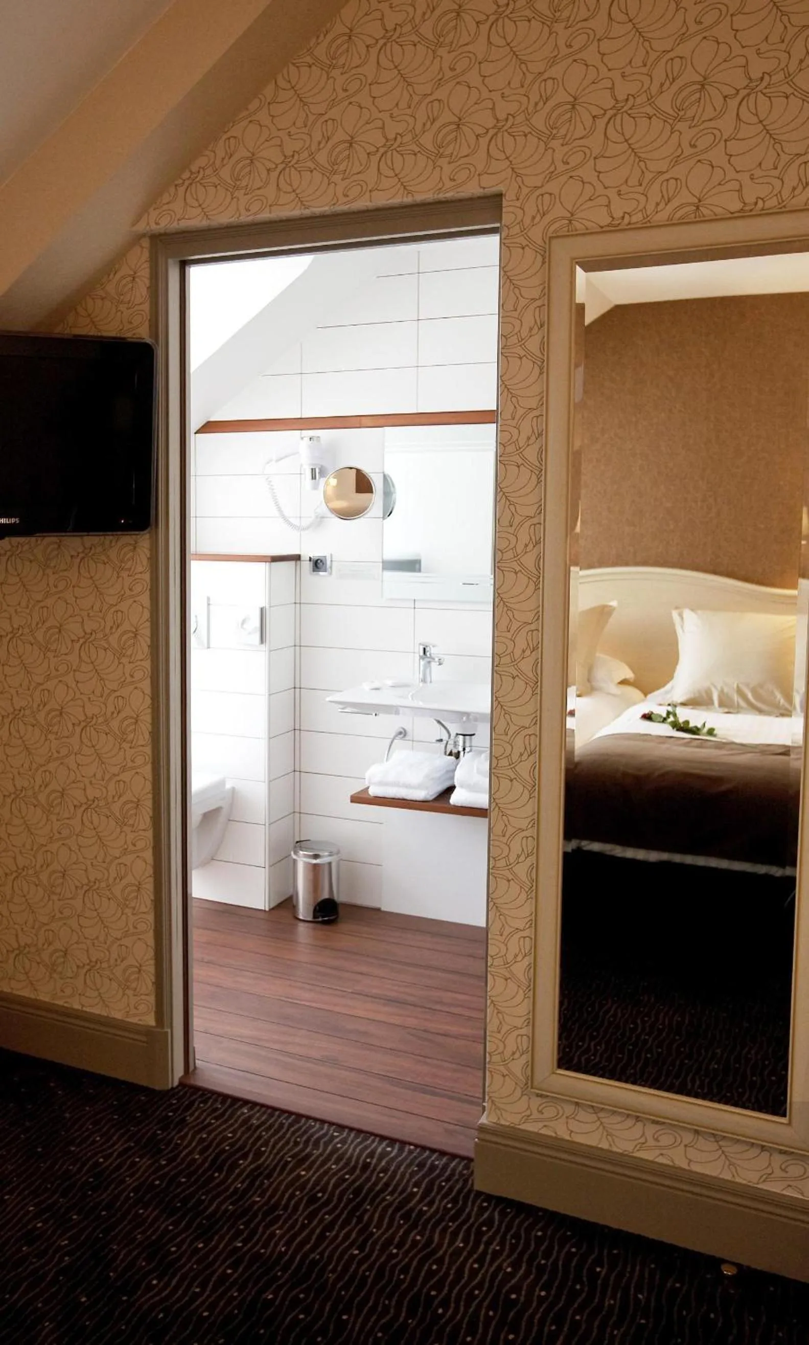 Bed in Best Western Le Duguesclin Hôtel-Restaurant