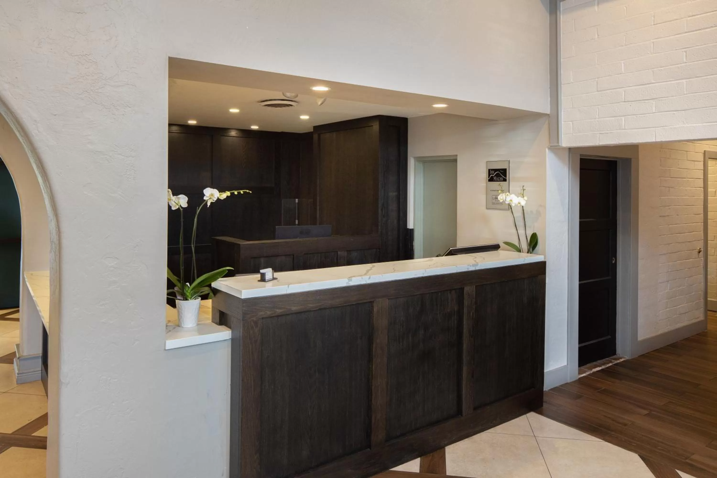 Lobby or reception in Inn Marin and Suites, an Ascend Collection Hotel