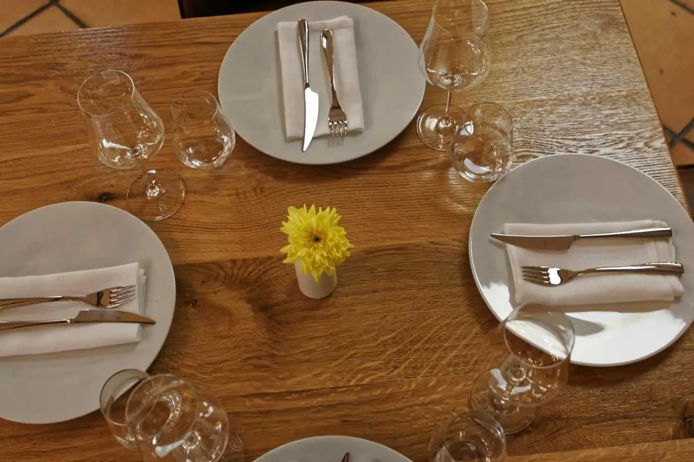 Restaurant/places to eat in Meg-Lozenetz Hotel