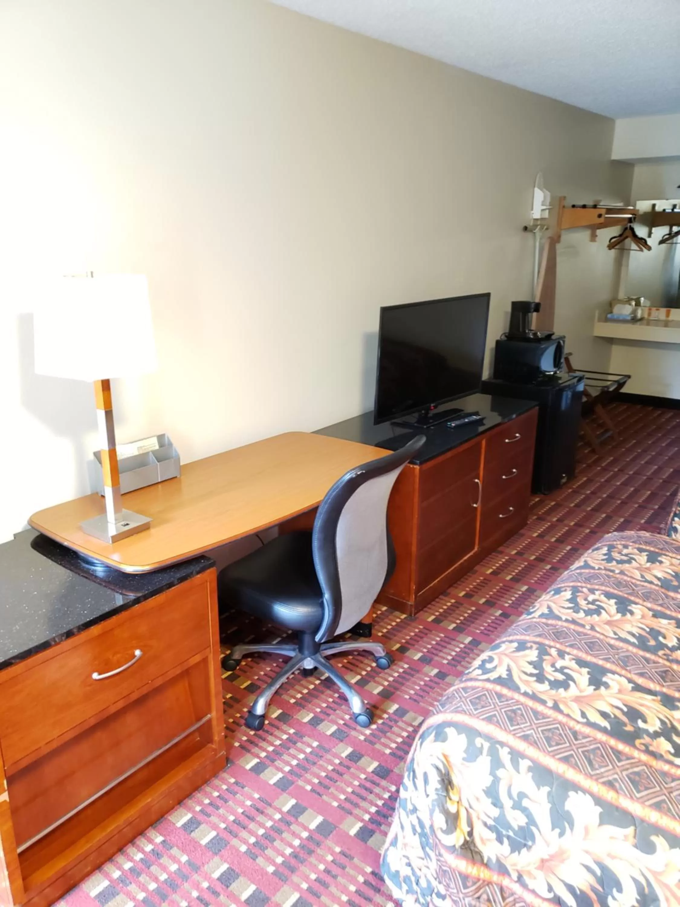 TV and multimedia in Peach Tree Inn