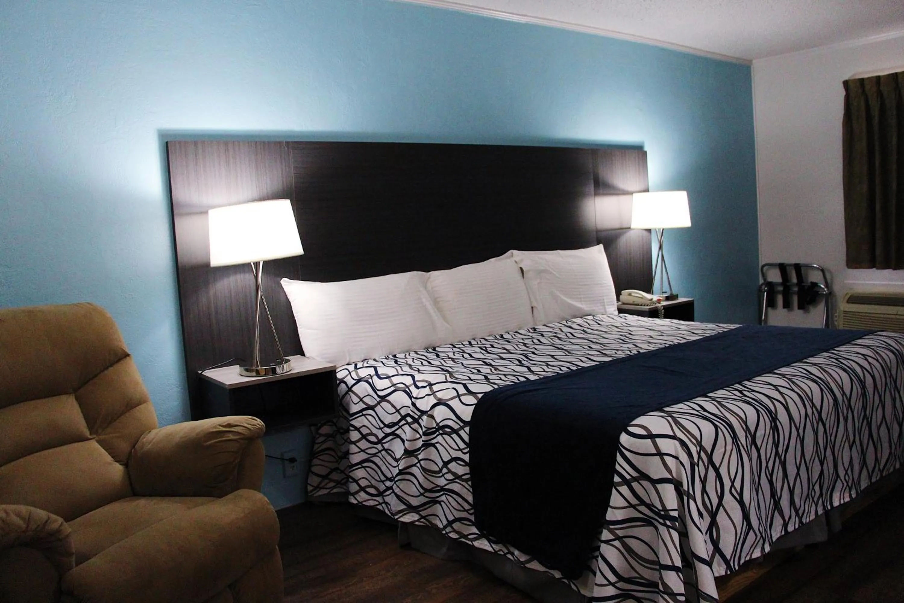 Bed in TexInn Motel New Boston