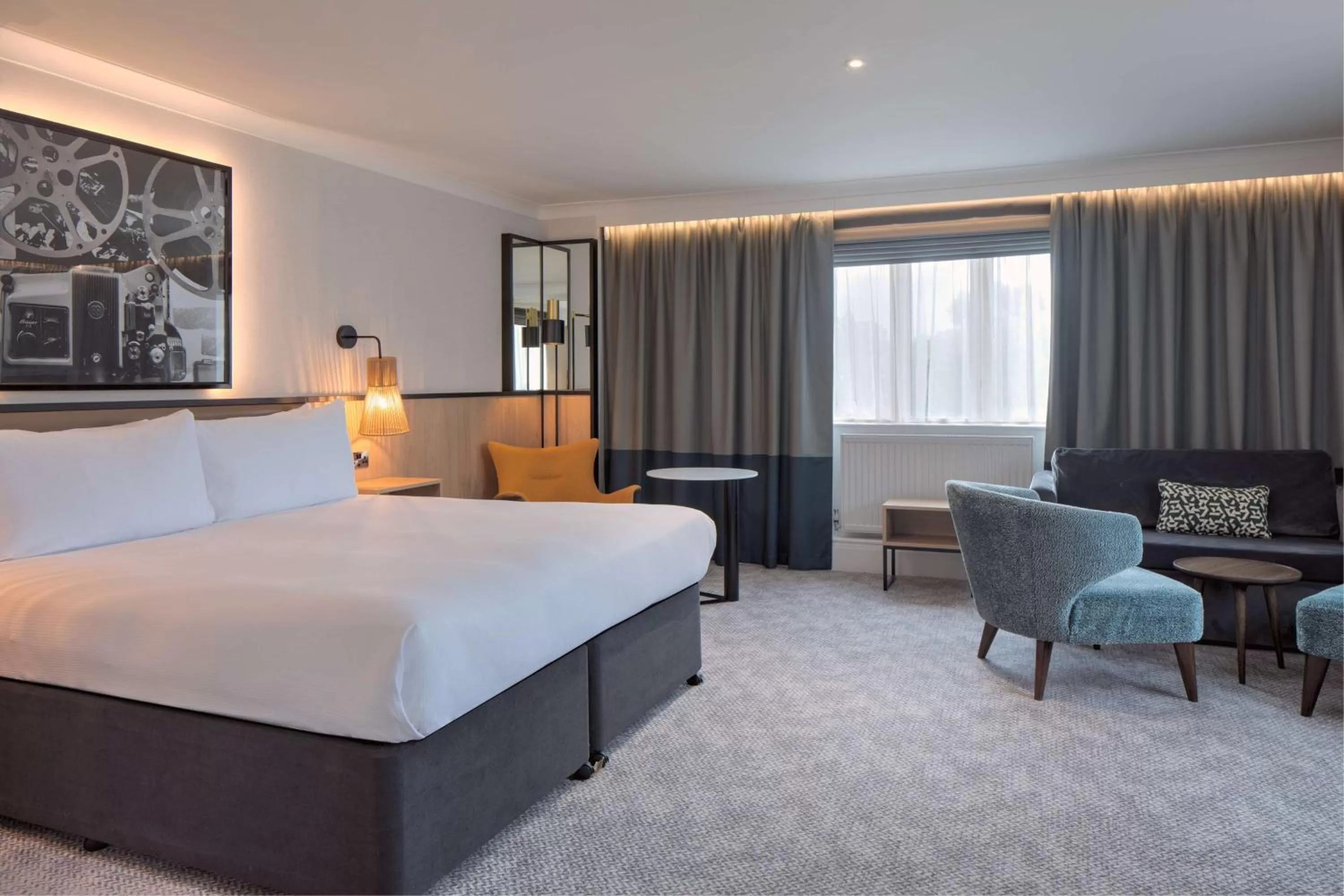 Living room, Bed in DoubleTree by Hilton London Elstree