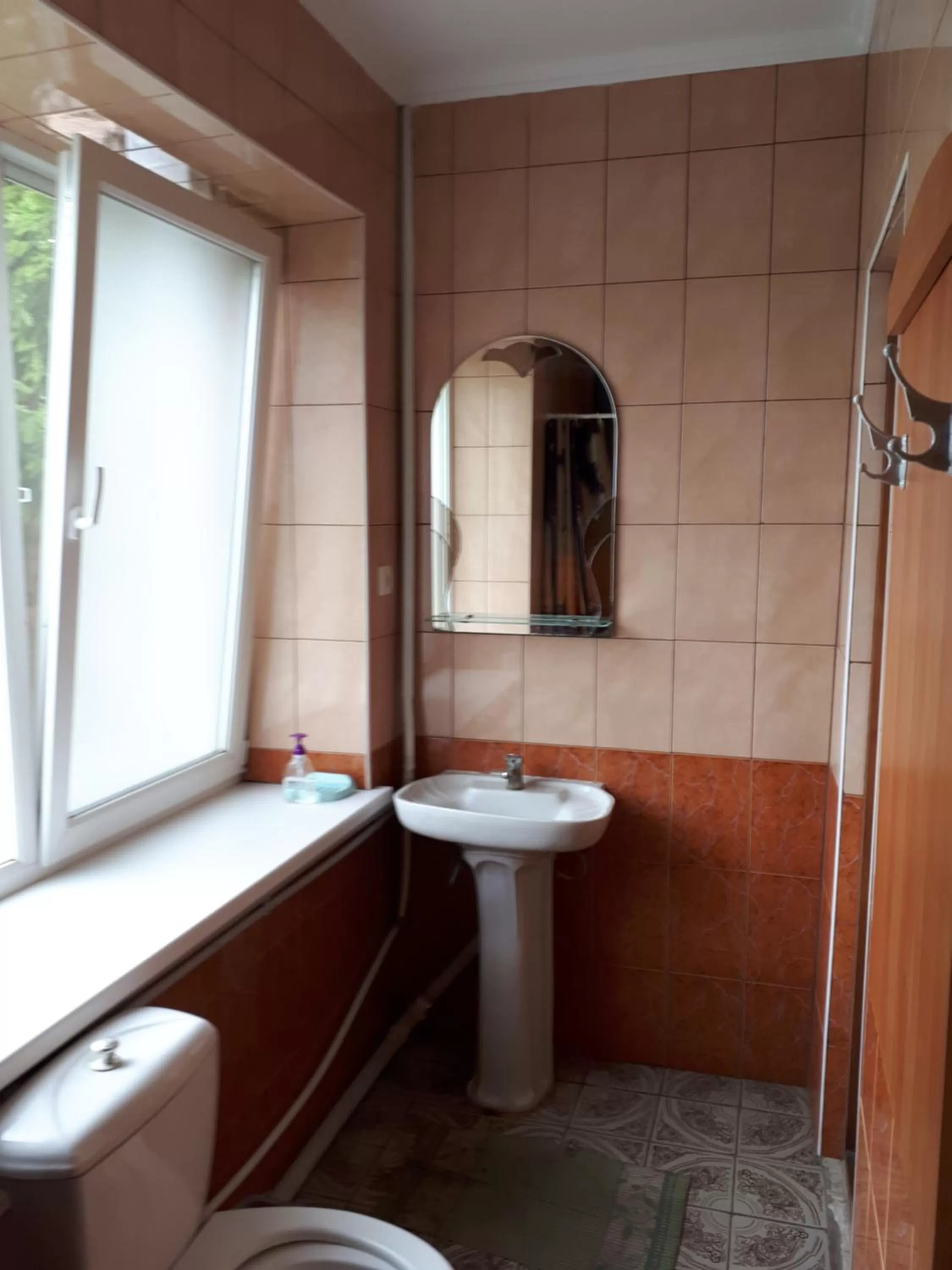 Toilet in Hotel Gostynnyi Dvir
