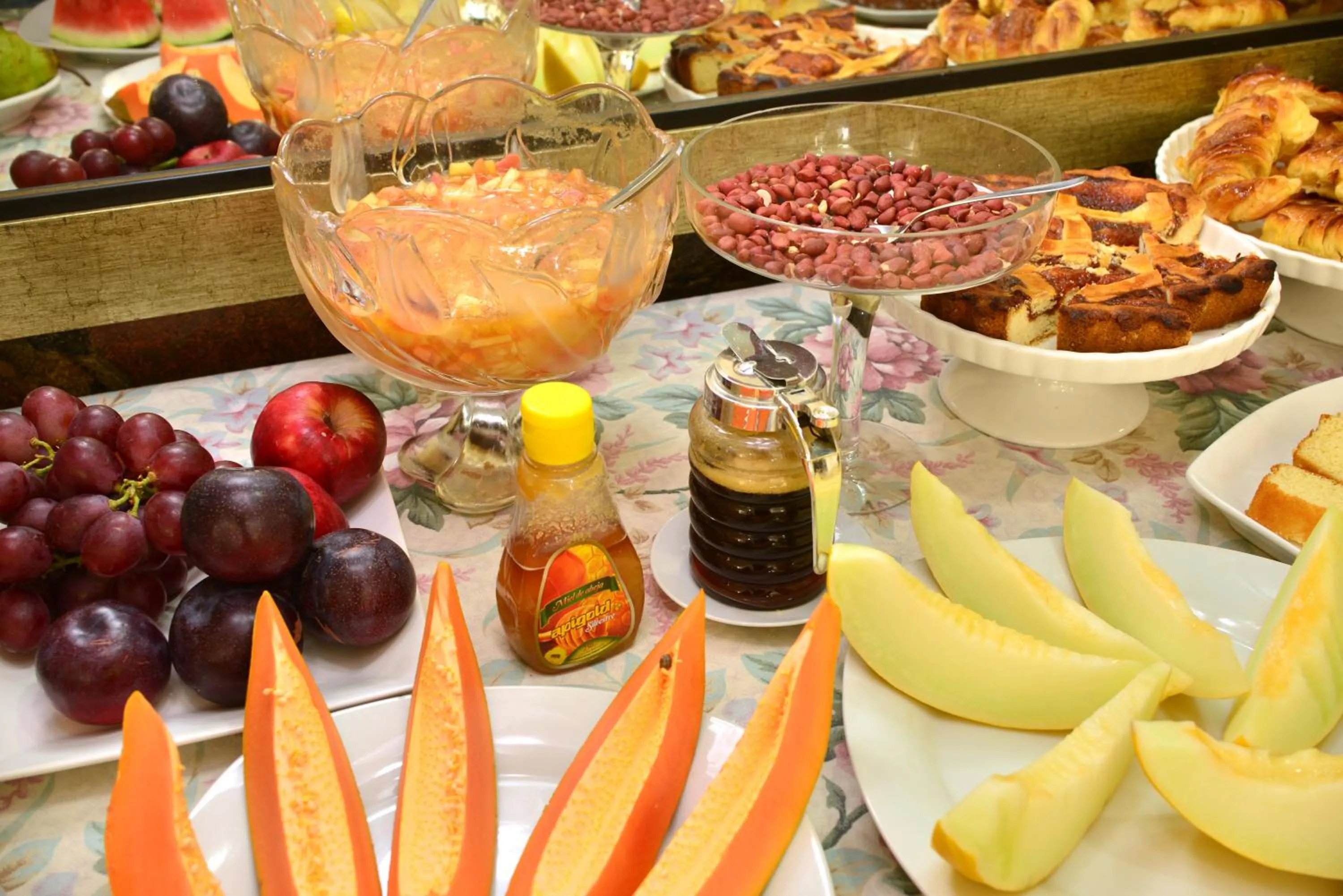 Buffet breakfast, Food in Hotel Pantanal Inn