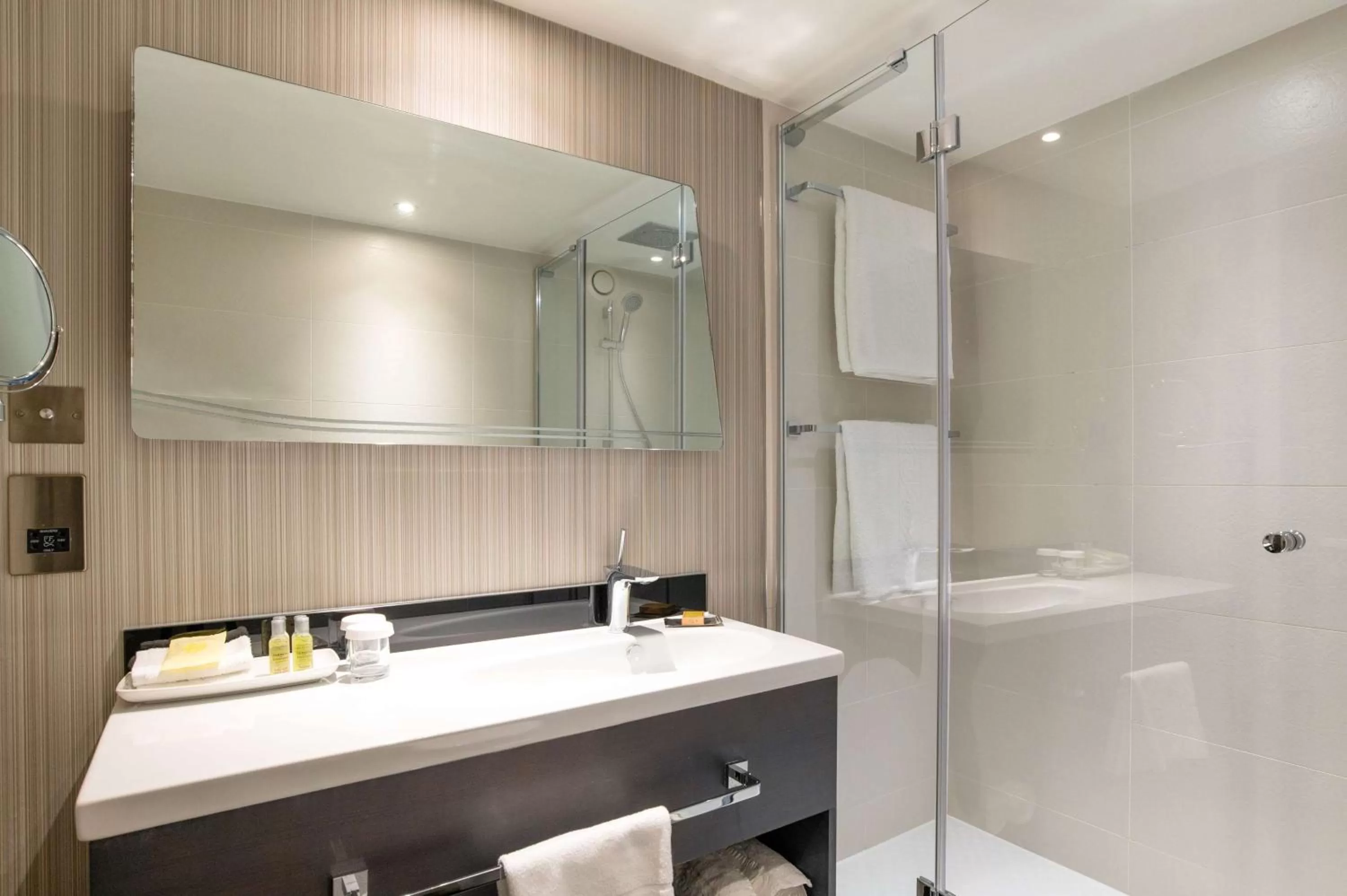 Bathroom in Hilton London Heathrow Airport