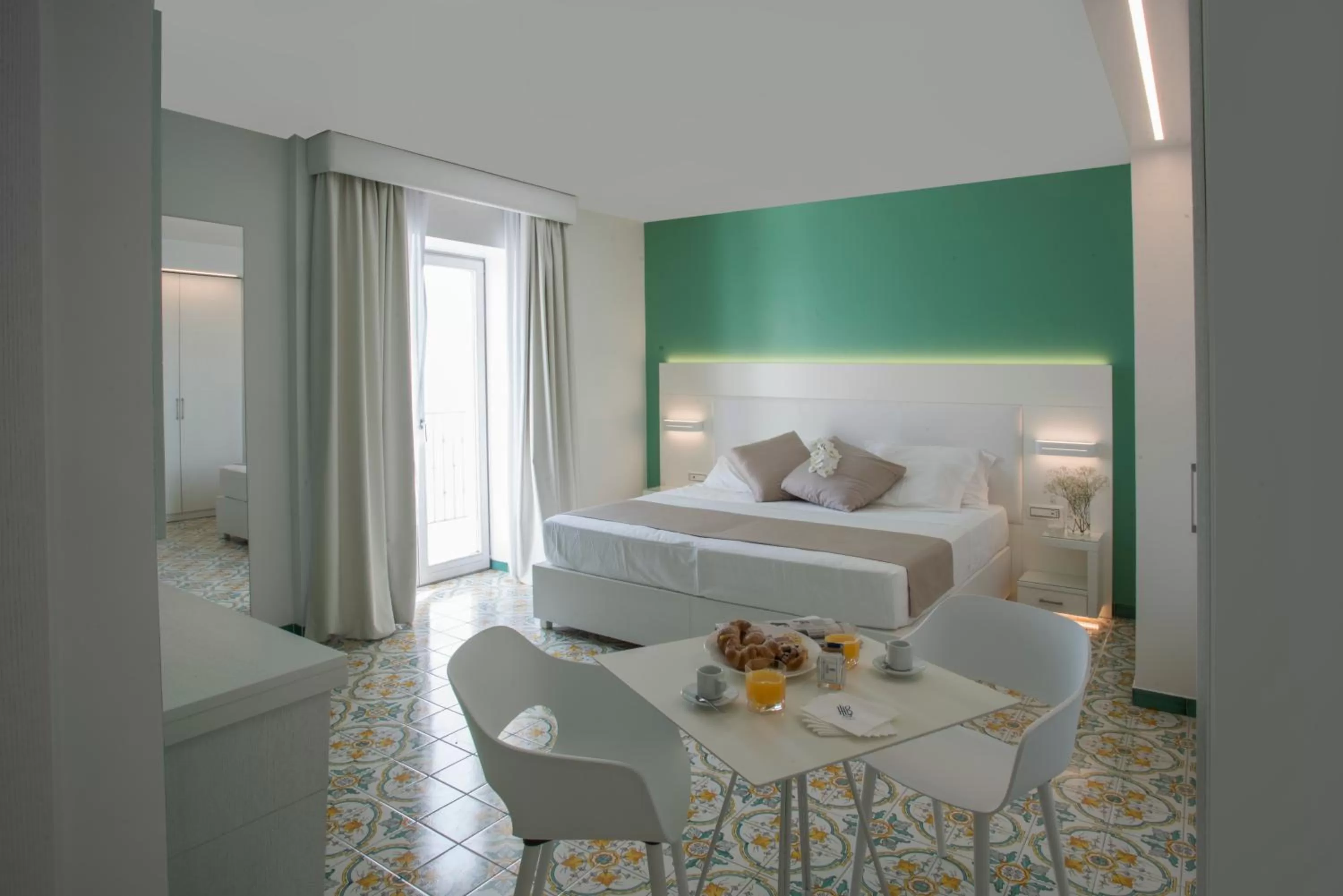 Photo of the whole room, Bed in Lloyd's Baia Hotel