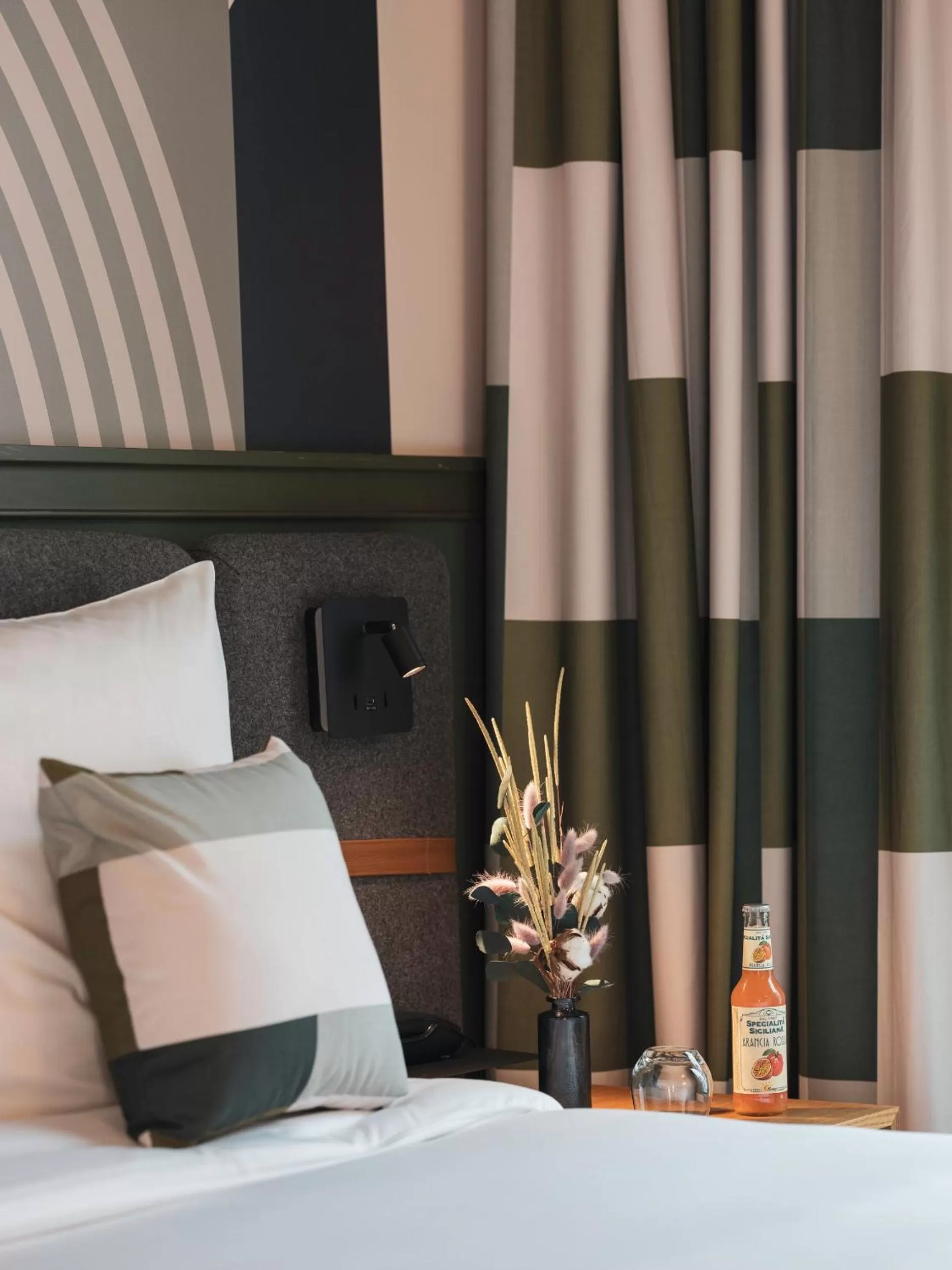 Decorative detail, Bed in La Belle Ville