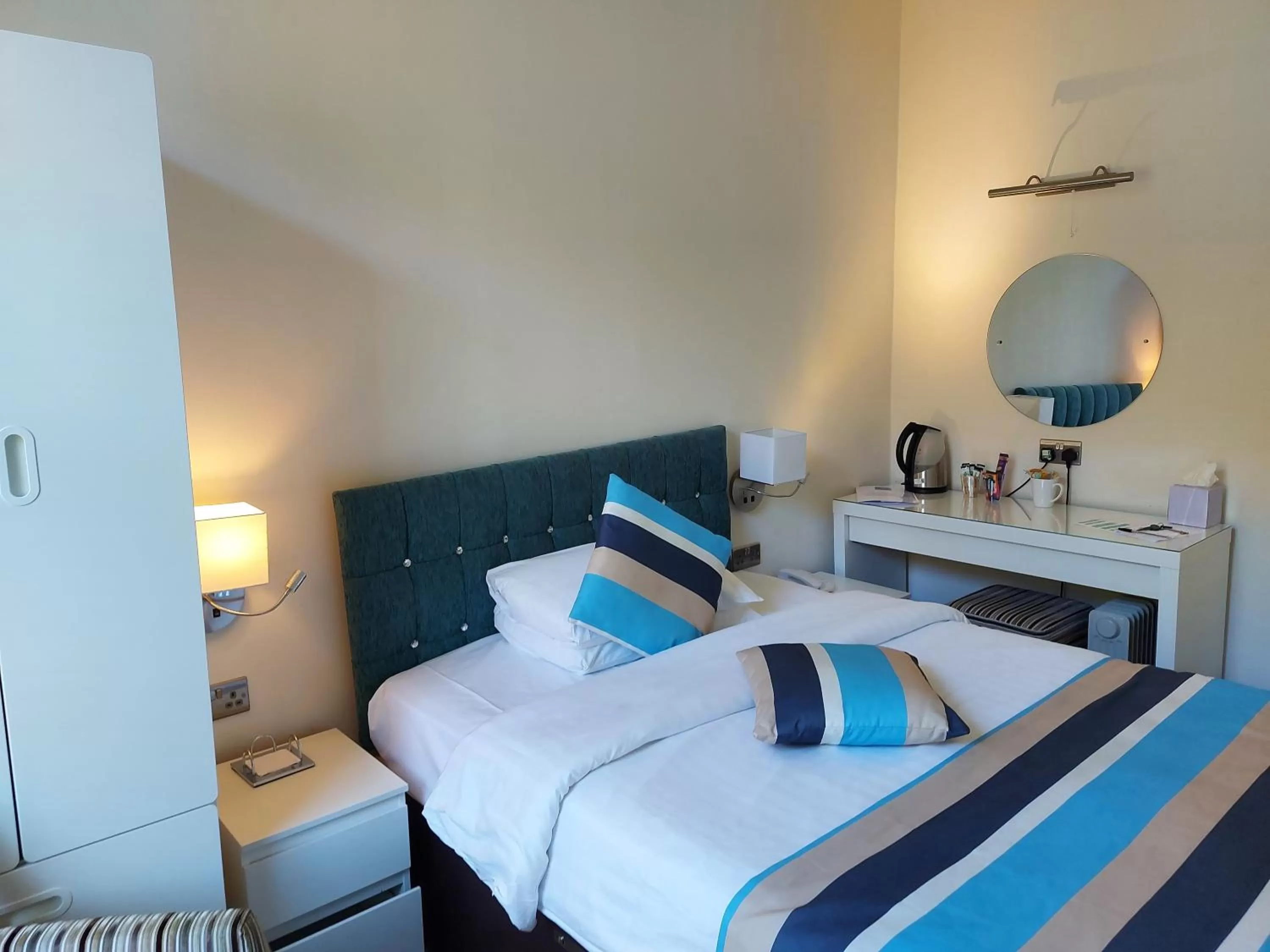 Coffee/tea facilities, Bed in The Osborne Hotel