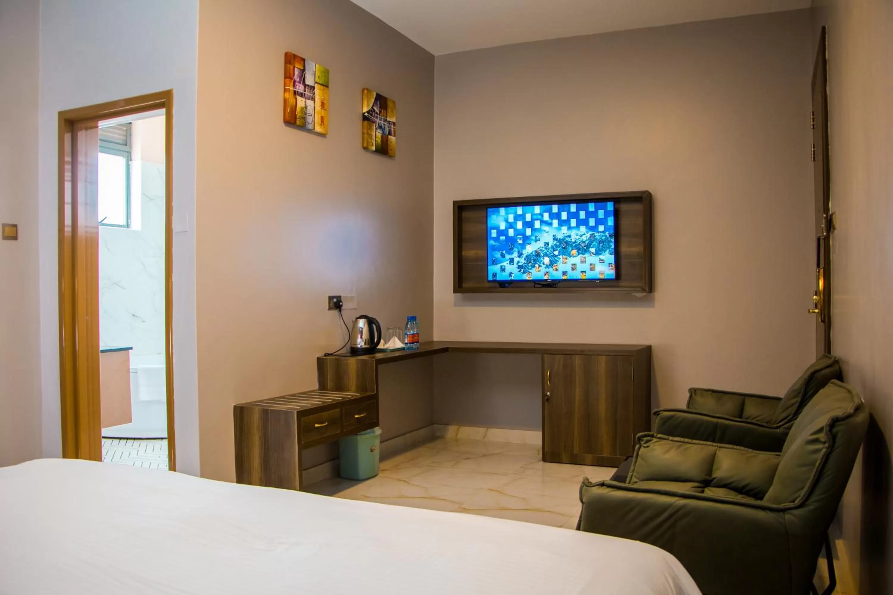 Living room, Bed in Hotel Horizon Entebbe