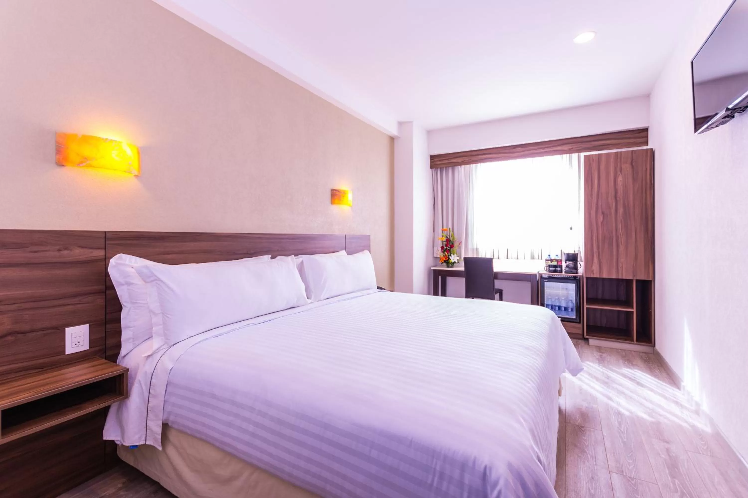 Photo of the whole room, Bed in Crown Victoria Hotel