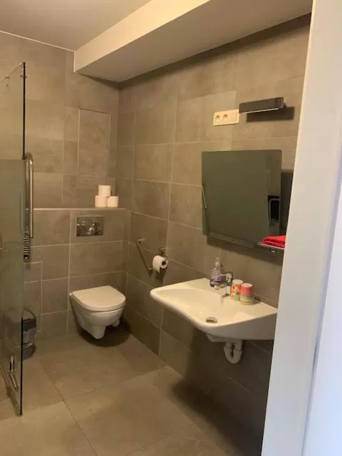 Shower in Logies Ternier