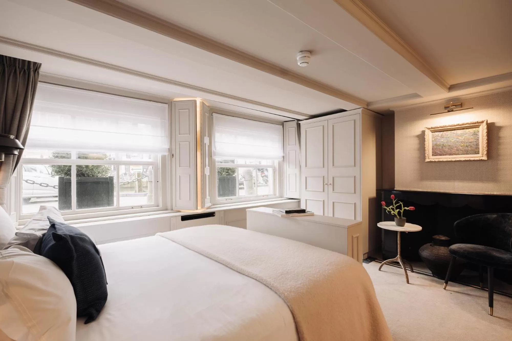 Bedroom, Bed in Hotel 717