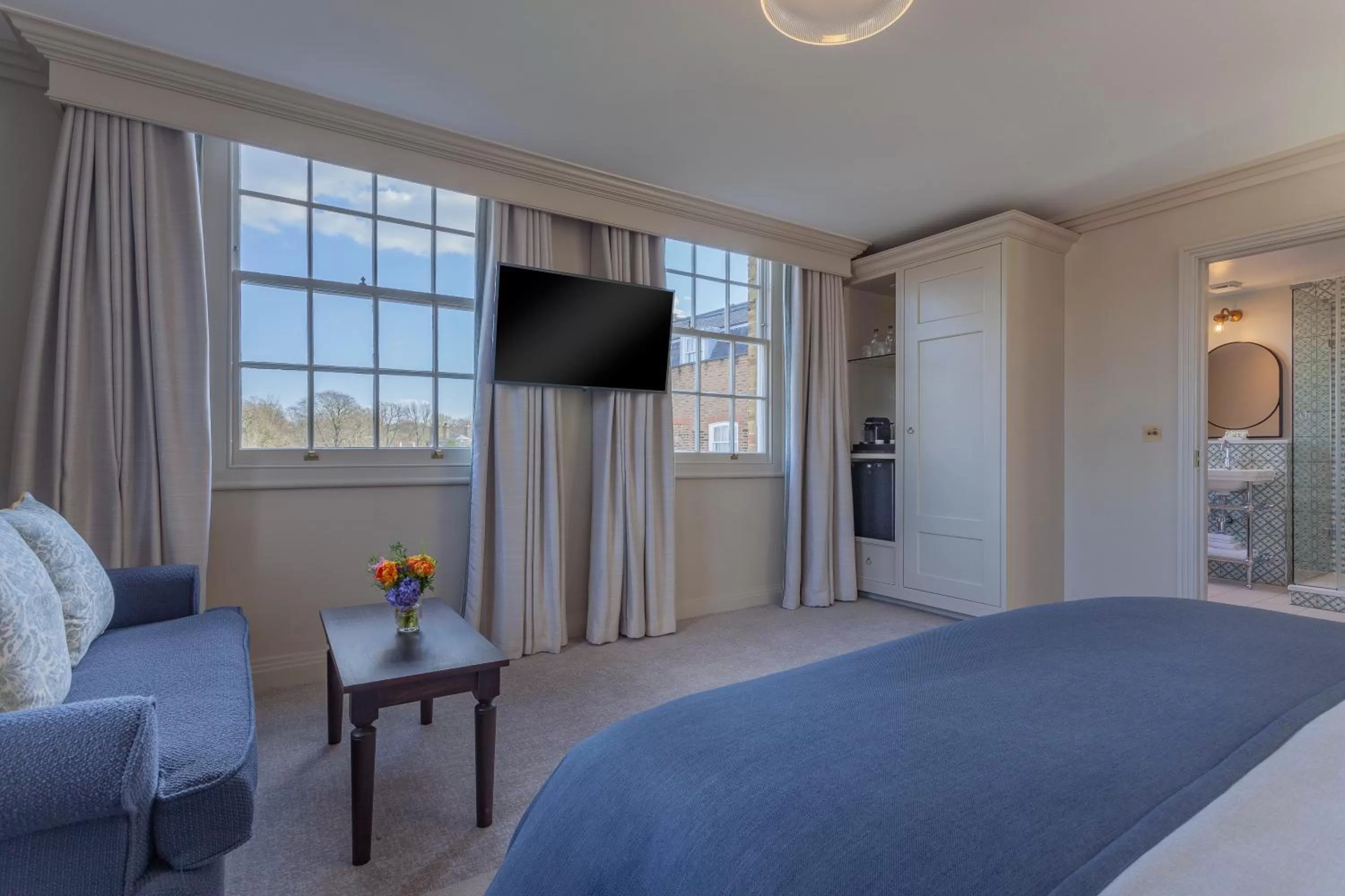 Seating area, Bed in Richmond Hill Hotel