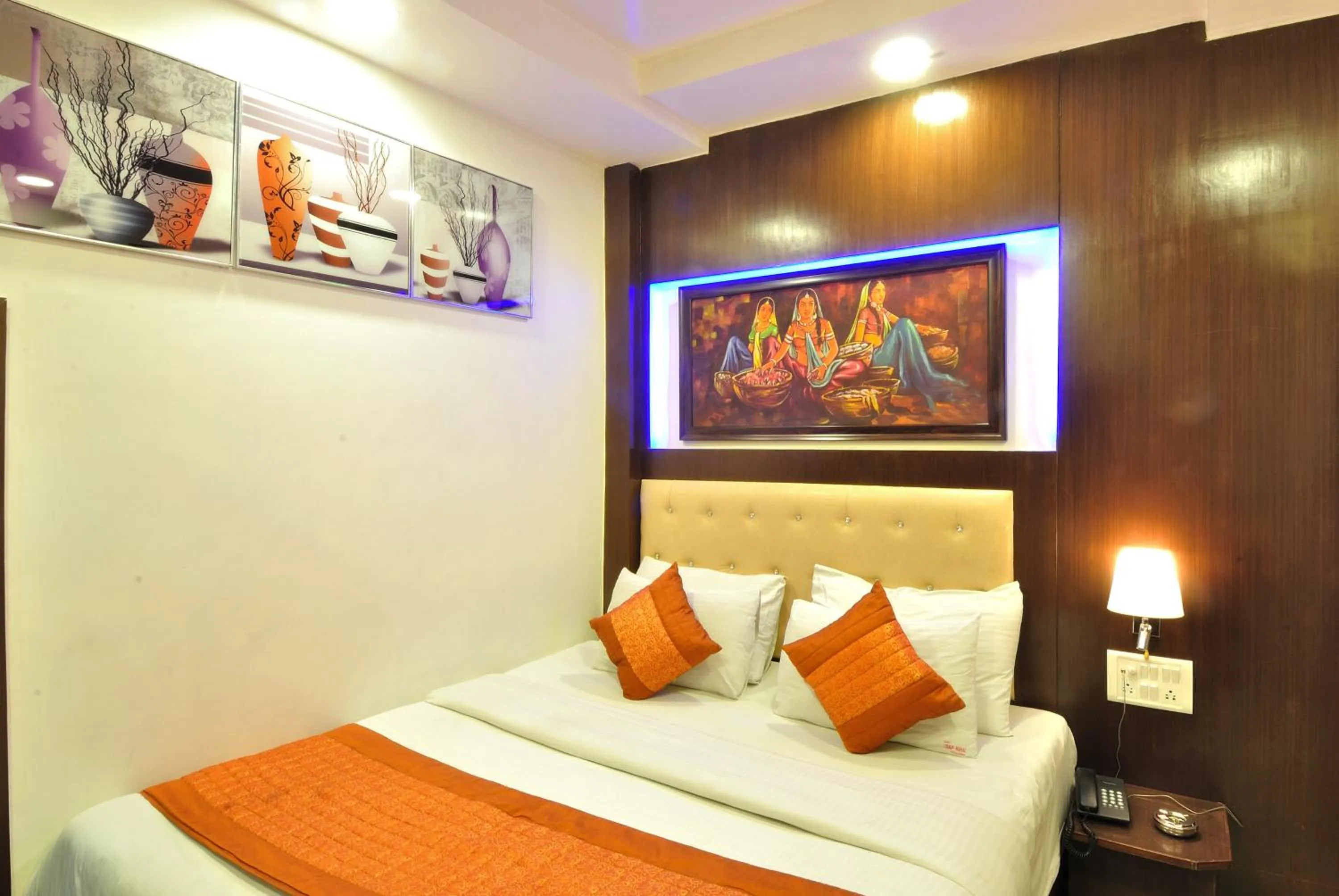 Bedroom, Bed in Hotel Nirmal Mahal - Paharganj - New Delhi
