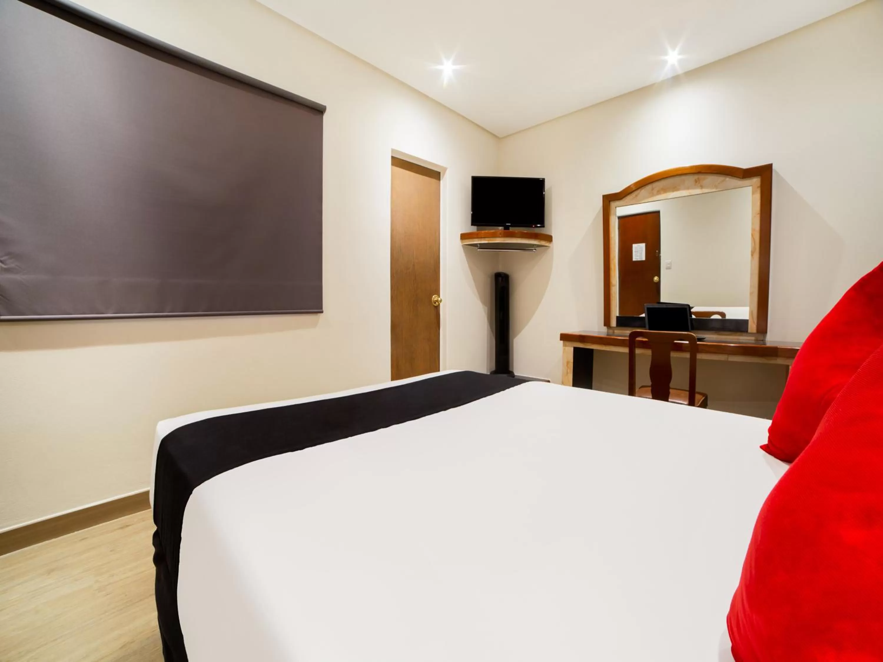 Bedroom, Bed in Hotel Monarca