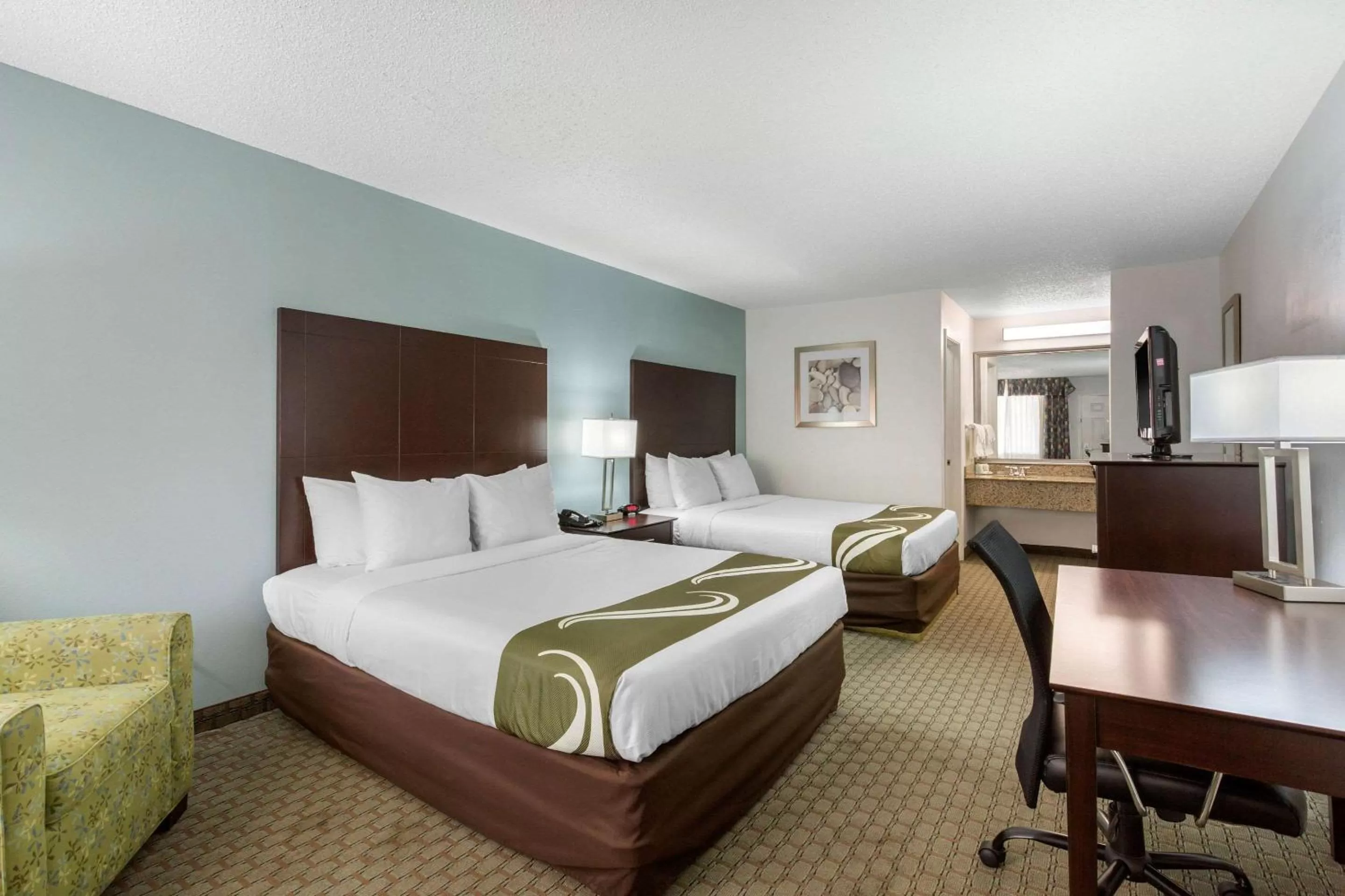 Photo of the whole room, Bed in Quality Inn Clute Freeport