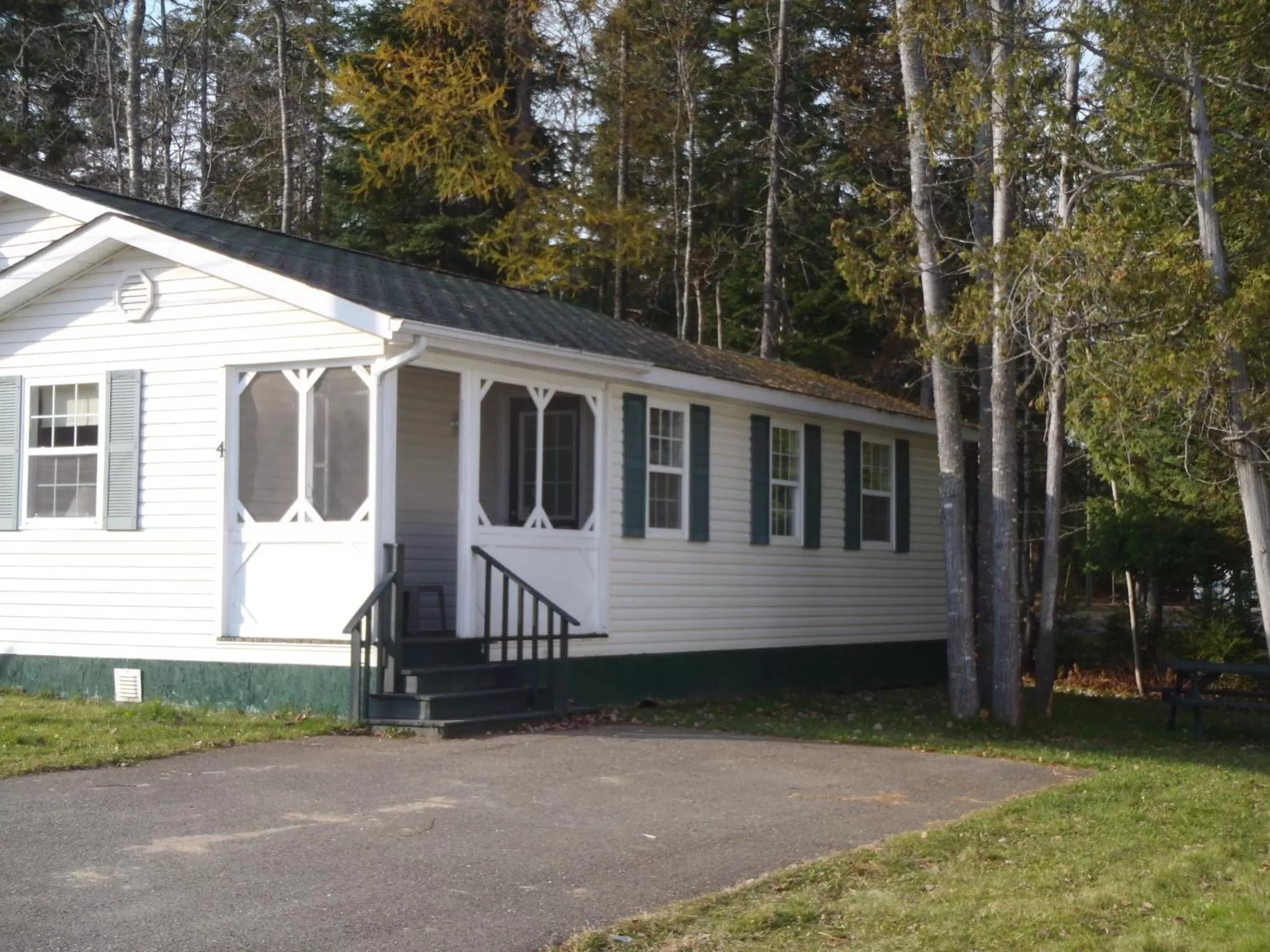 Property Building in Settler's Inn & Motel