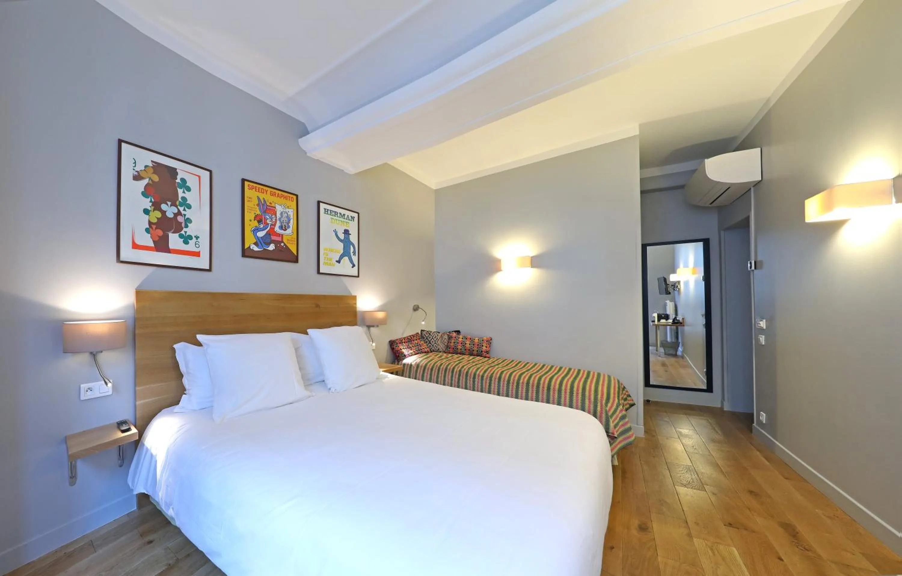 Bed in Hôtel Louvre Richelieu