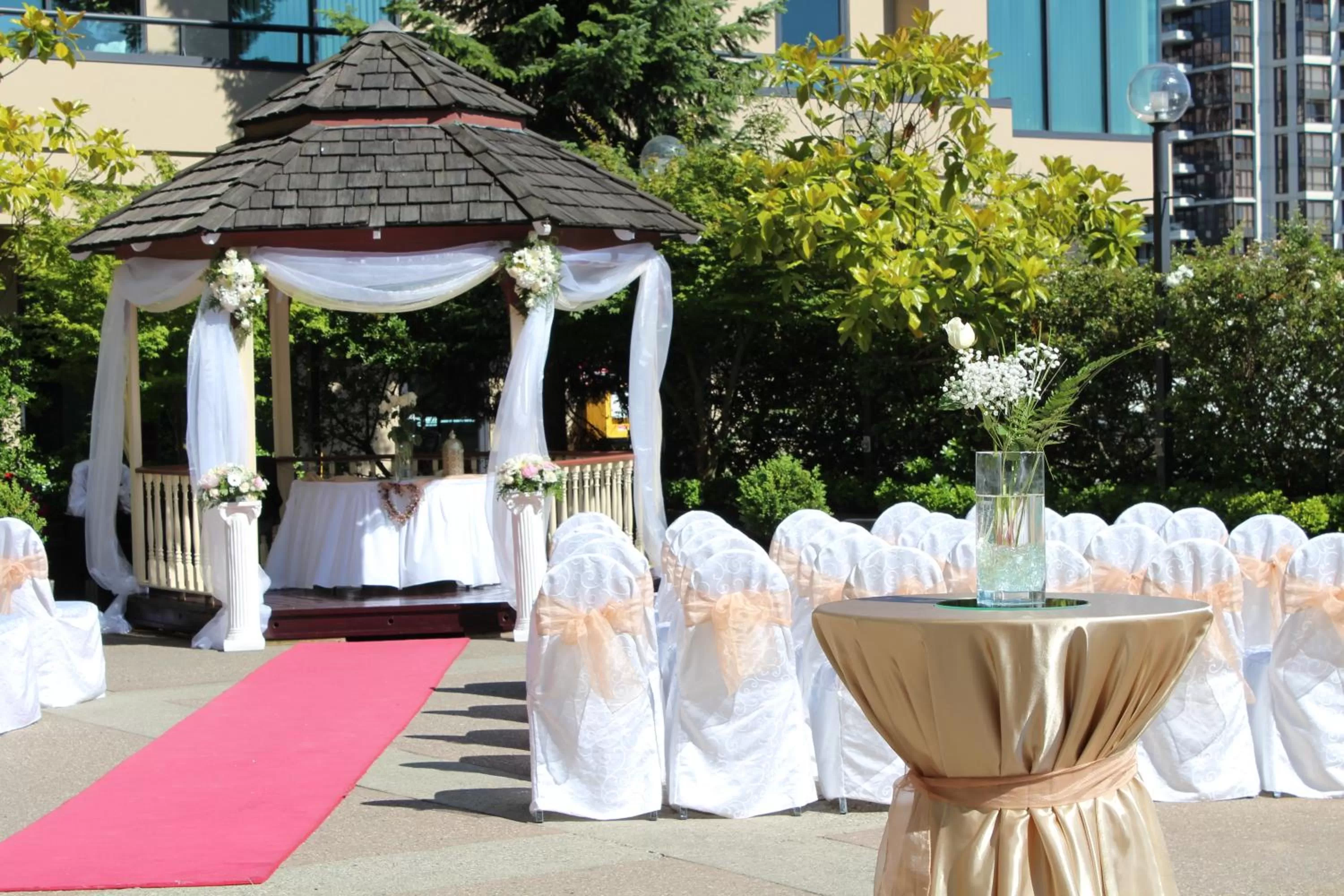 Patio in Executive Suites Hotel & Conference Center, Metro Vancouver