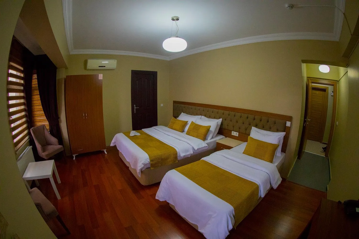 Photo of the whole room, Bed in Ramparts Hotel