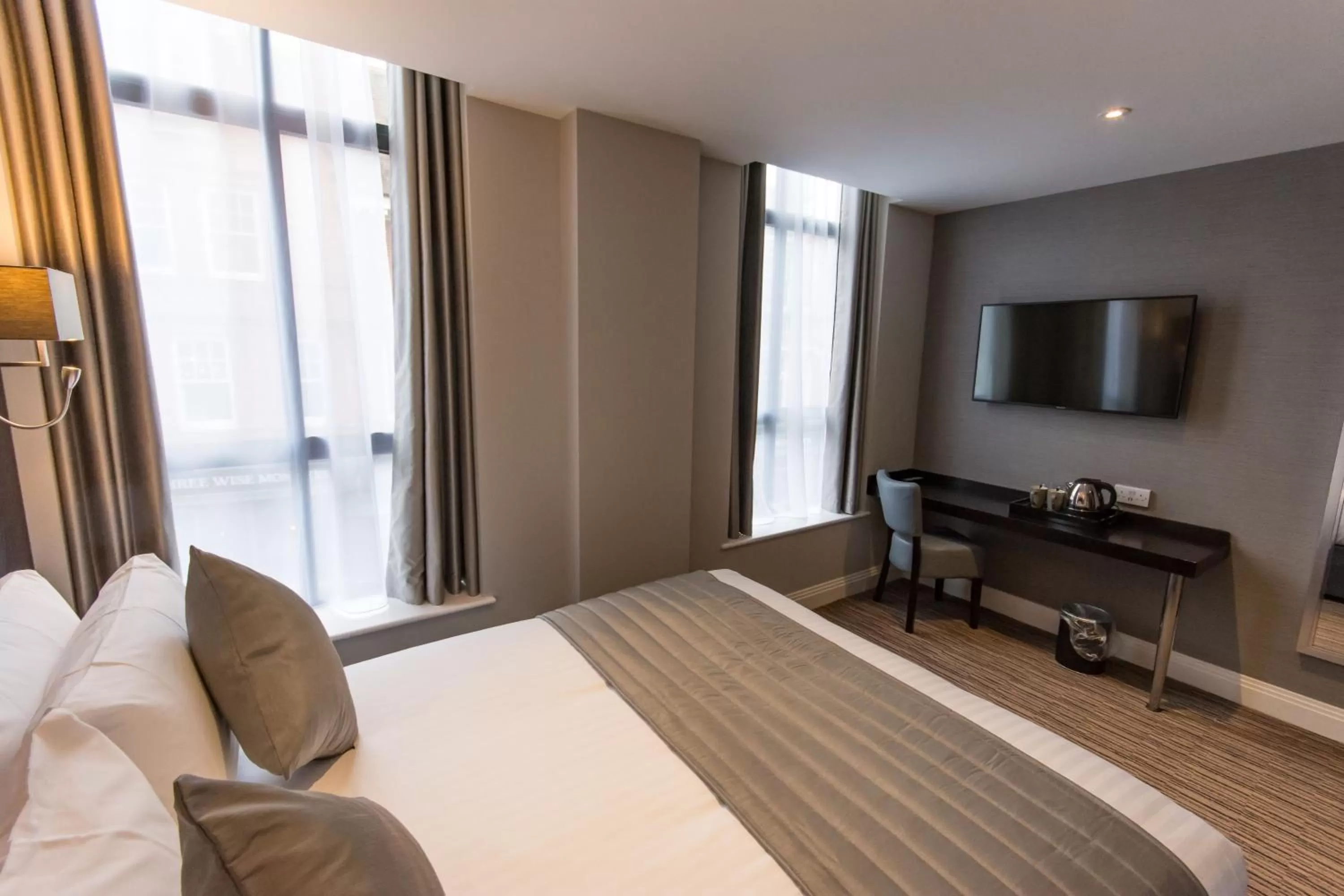 Communal lounge/ TV room, Bed in St Nicholas Hotel Colchester