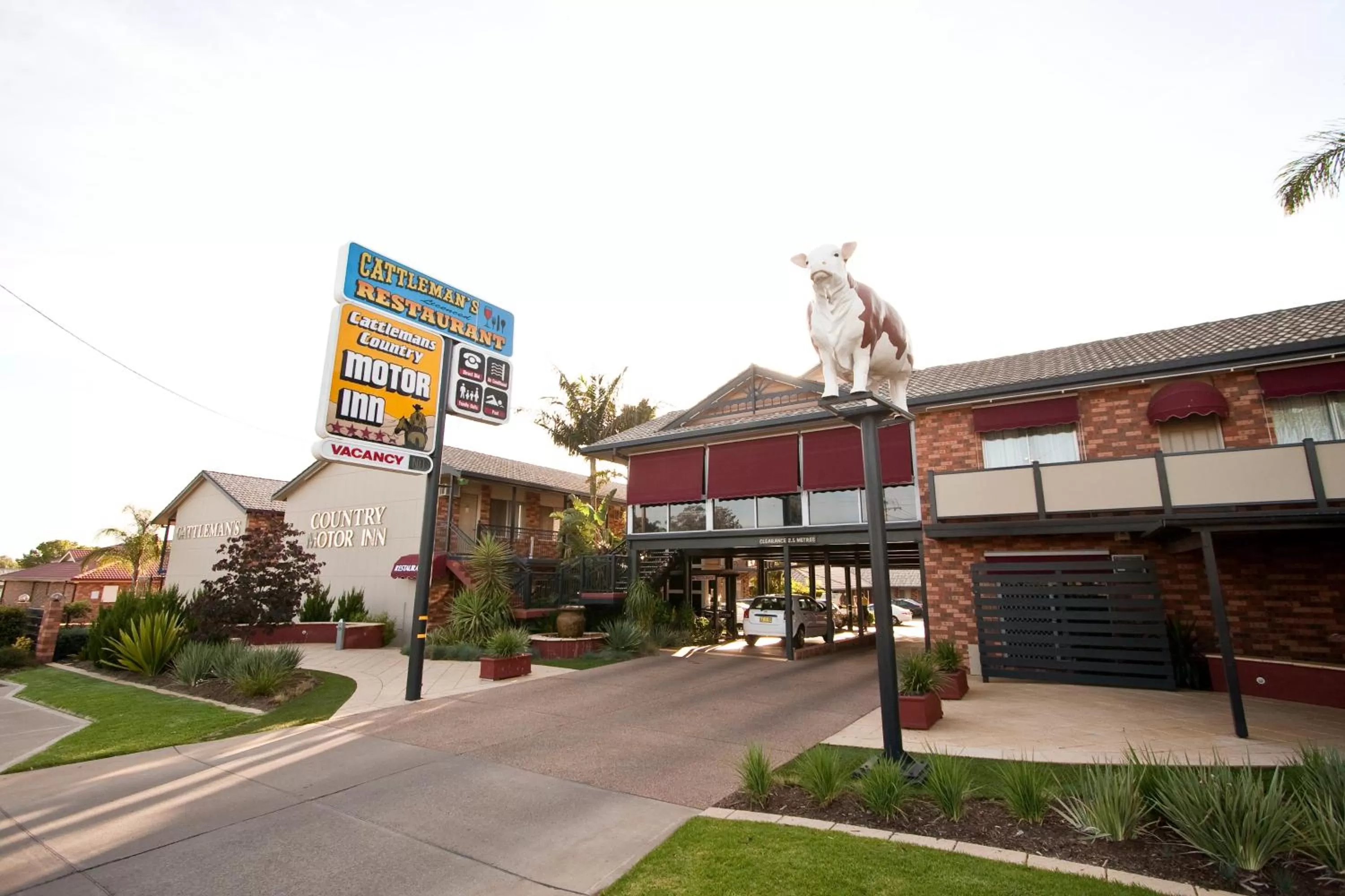 Cattlemans Country Motor Inn & Serviced Apartments