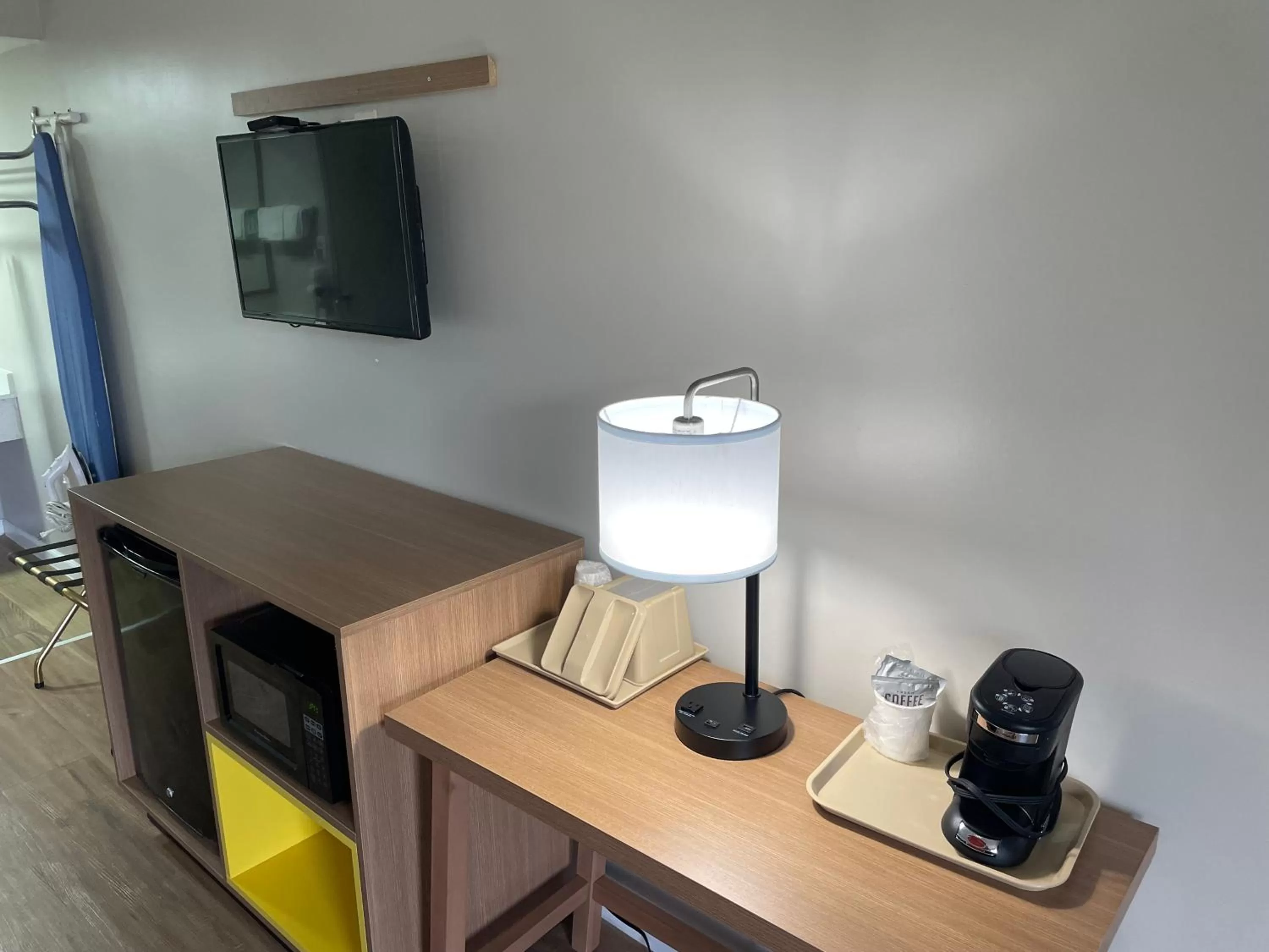 TV and multimedia in Days Inn by Wyndham Valdosta/Near Valdosta Mall