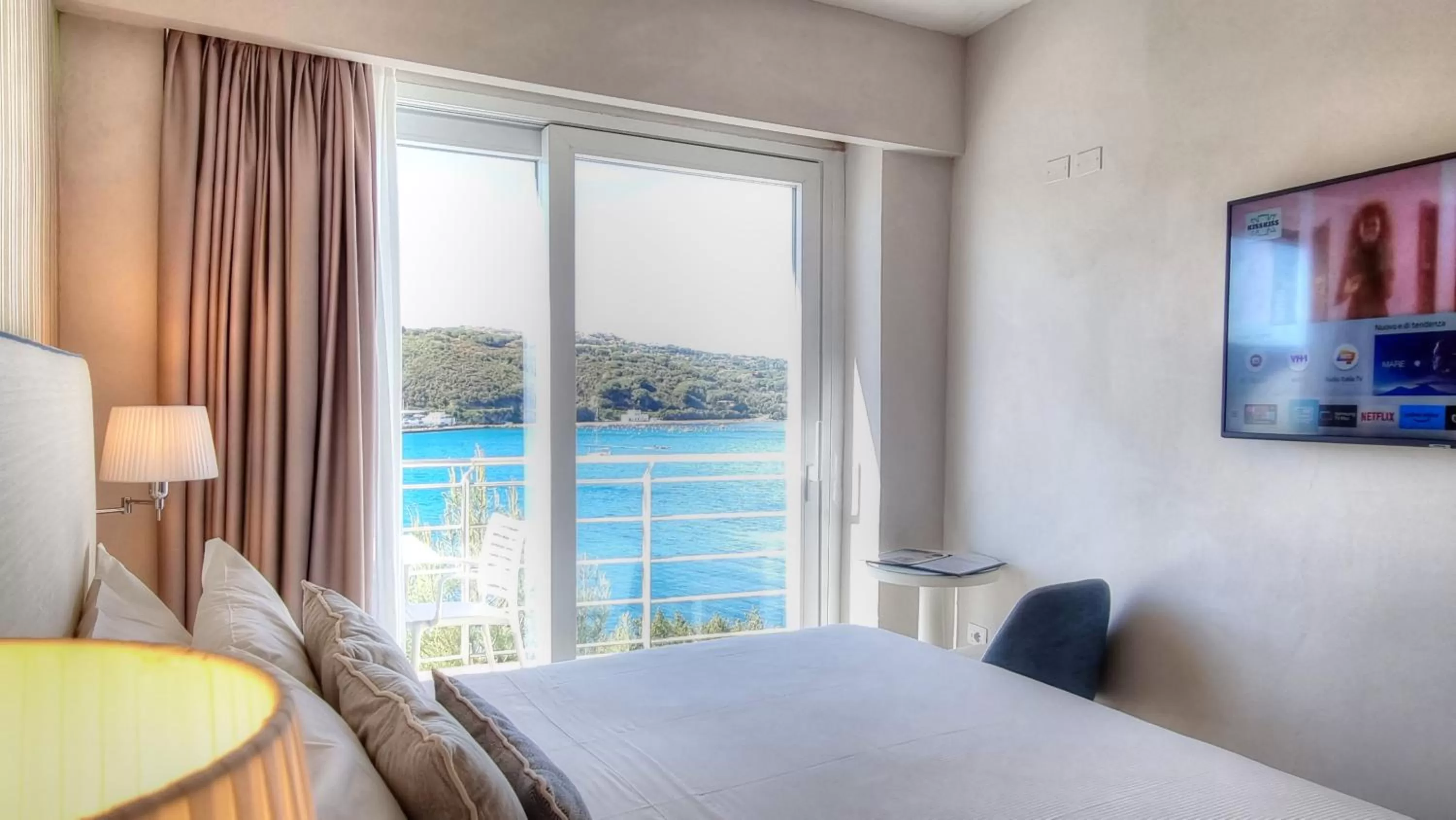 Bedroom, Bed in Hotel Plaza