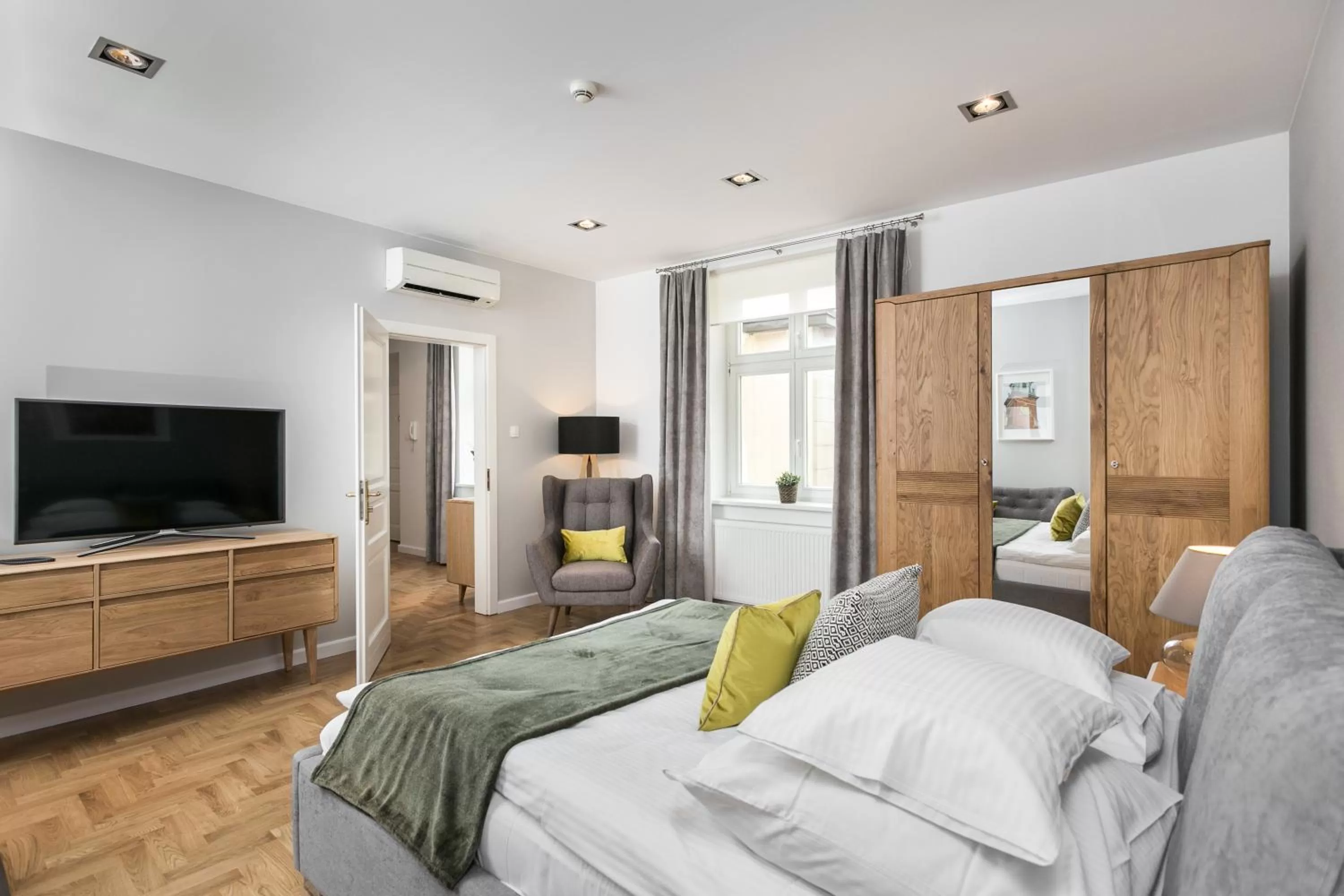 One Bedroom Suite  in Venetian House Market Square Aparthotel