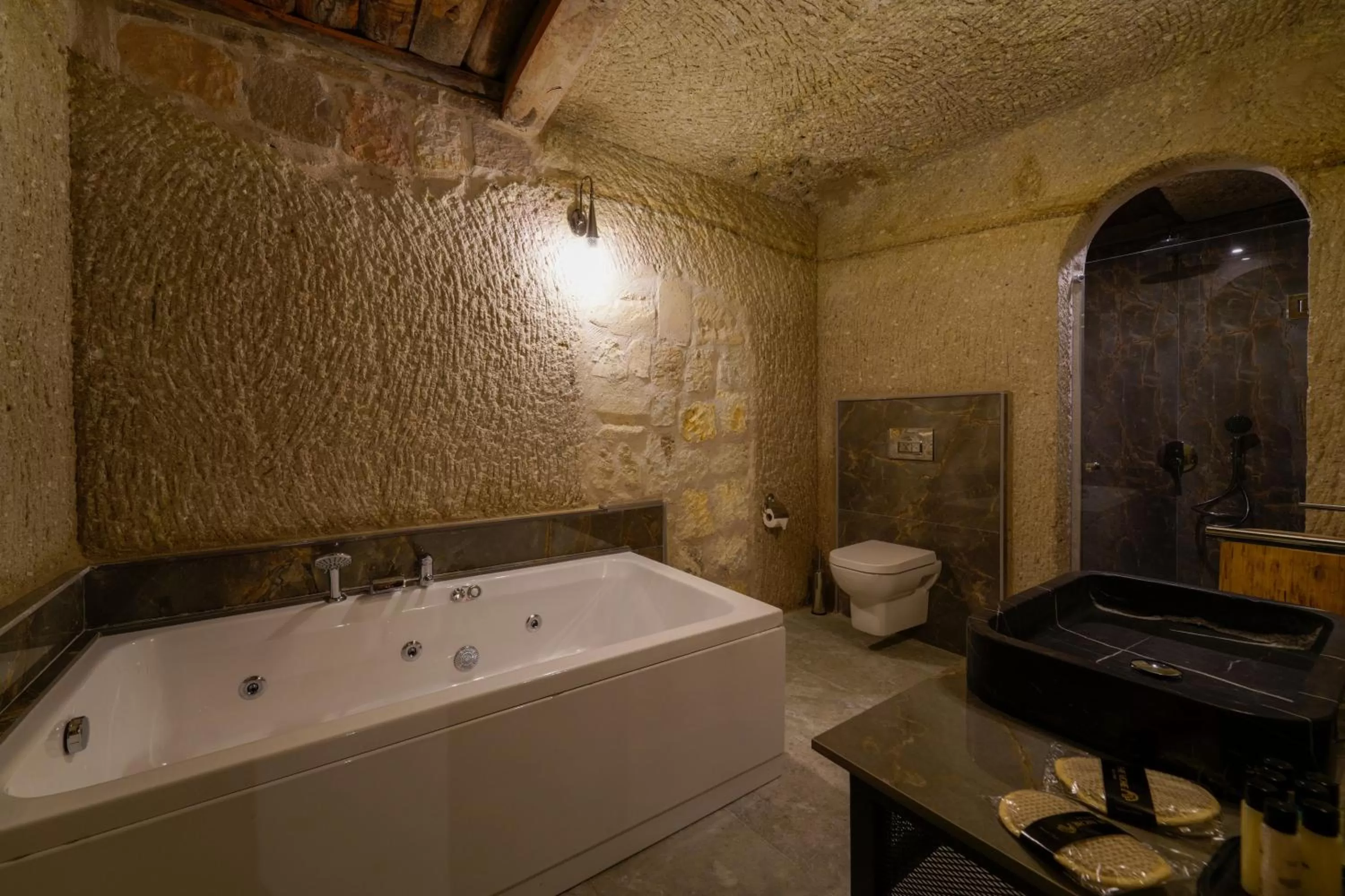 Hot Tub in The Niche Cave Hotel