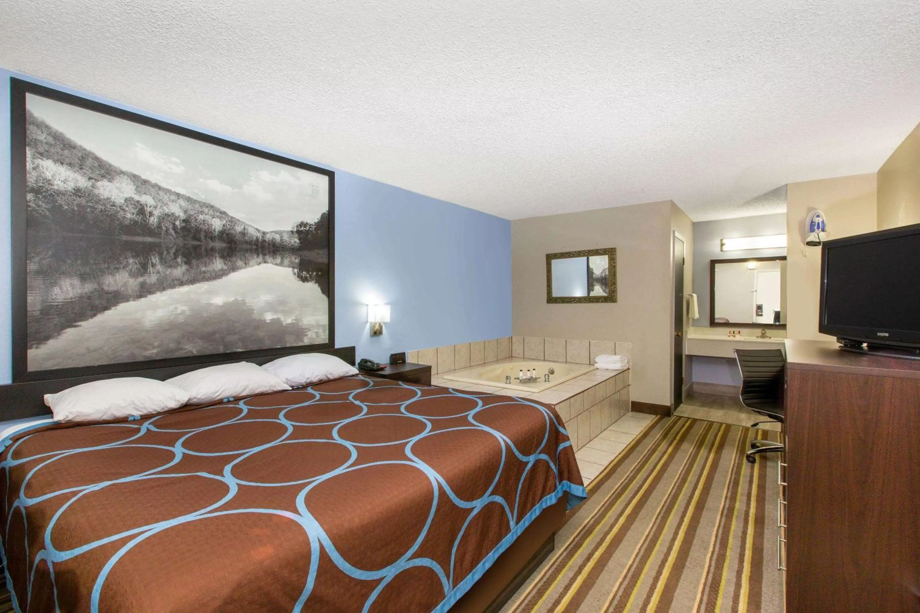 Photo of the whole room, Bed in Super 8 by Wyndham Malvern