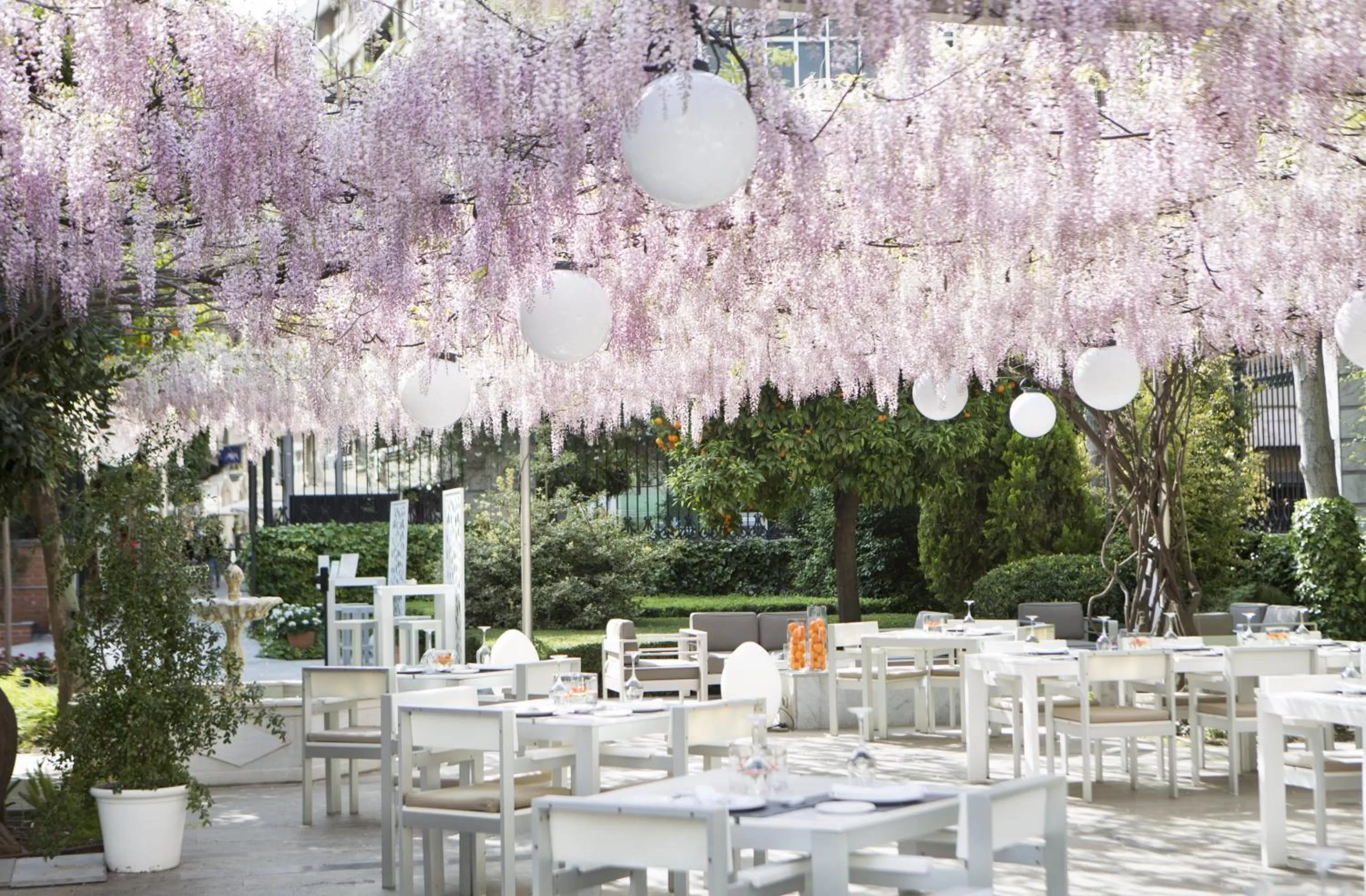 Restaurant/places to eat in Hospes Palacio de los Patos, a Member of Design Hotels