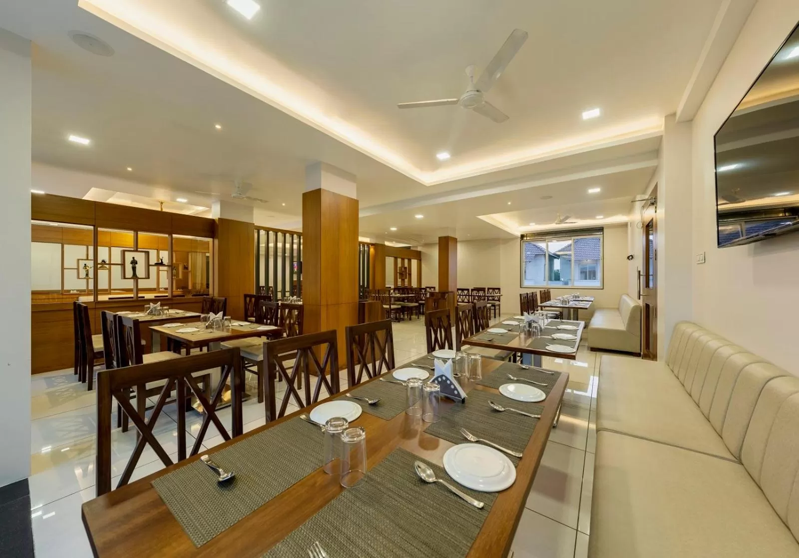 Restaurant/places to eat in Hotel Grand Indu, 3 Star Kolhapur