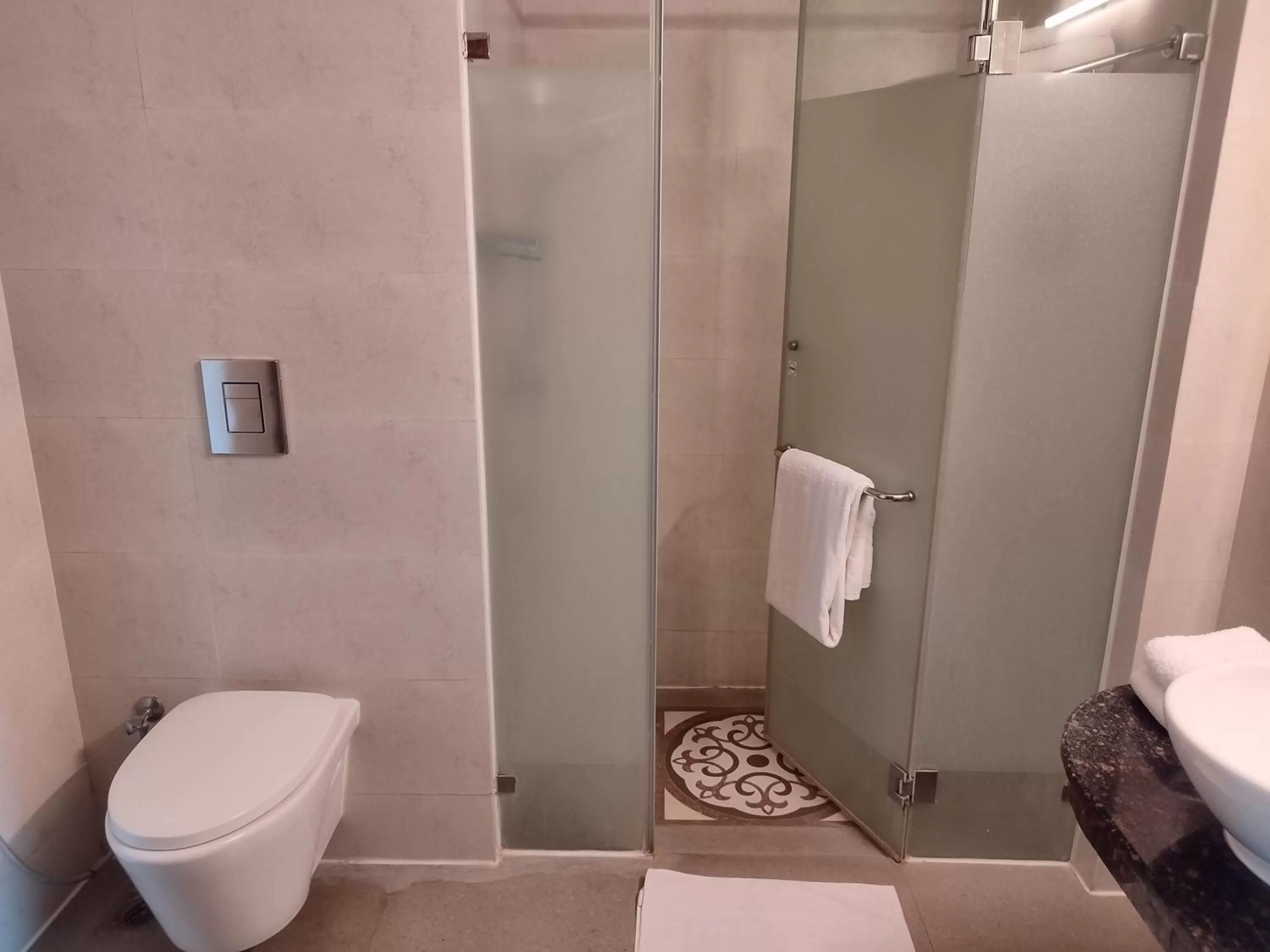 Shower in Courtyard by Marriott Madurai
