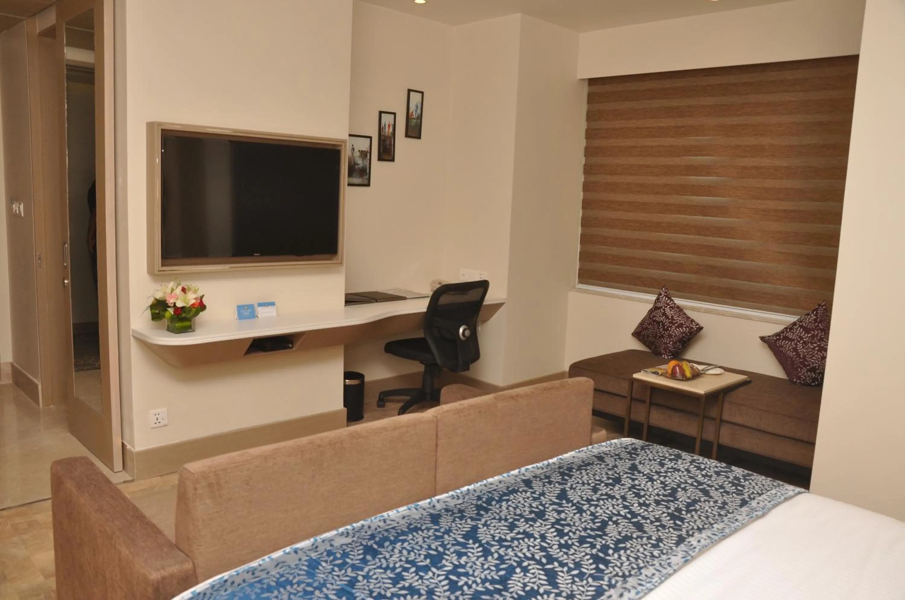 Living room, Bed in Days Hotel Jaipur Tonk Road By Wyndham