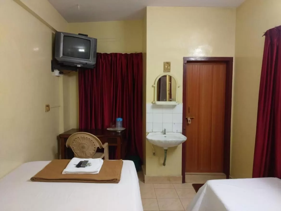 TV/Entertainment Center in Anandan Tourist Home