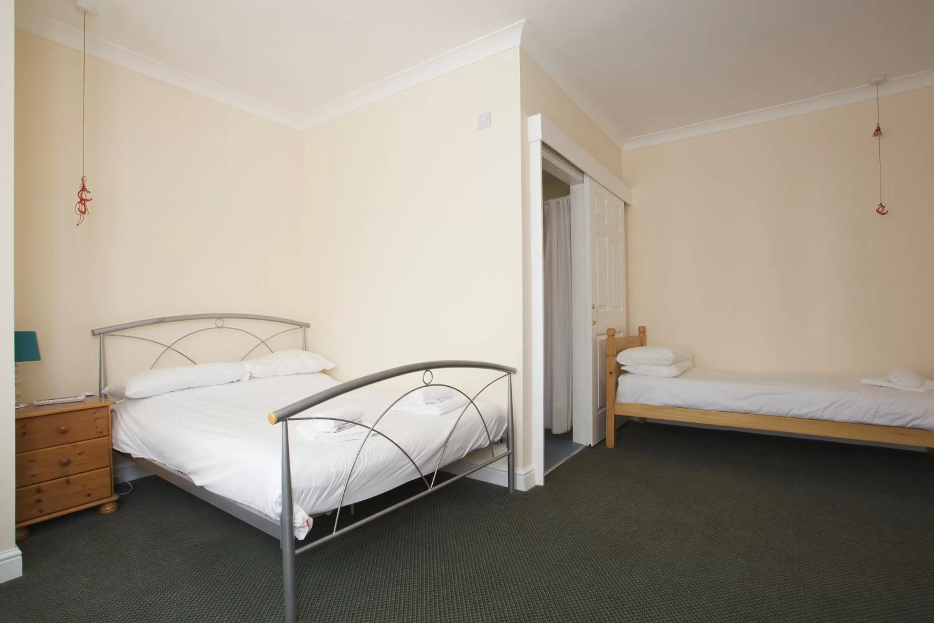 Bedroom, Bed in All Seasons Lodge Hotel