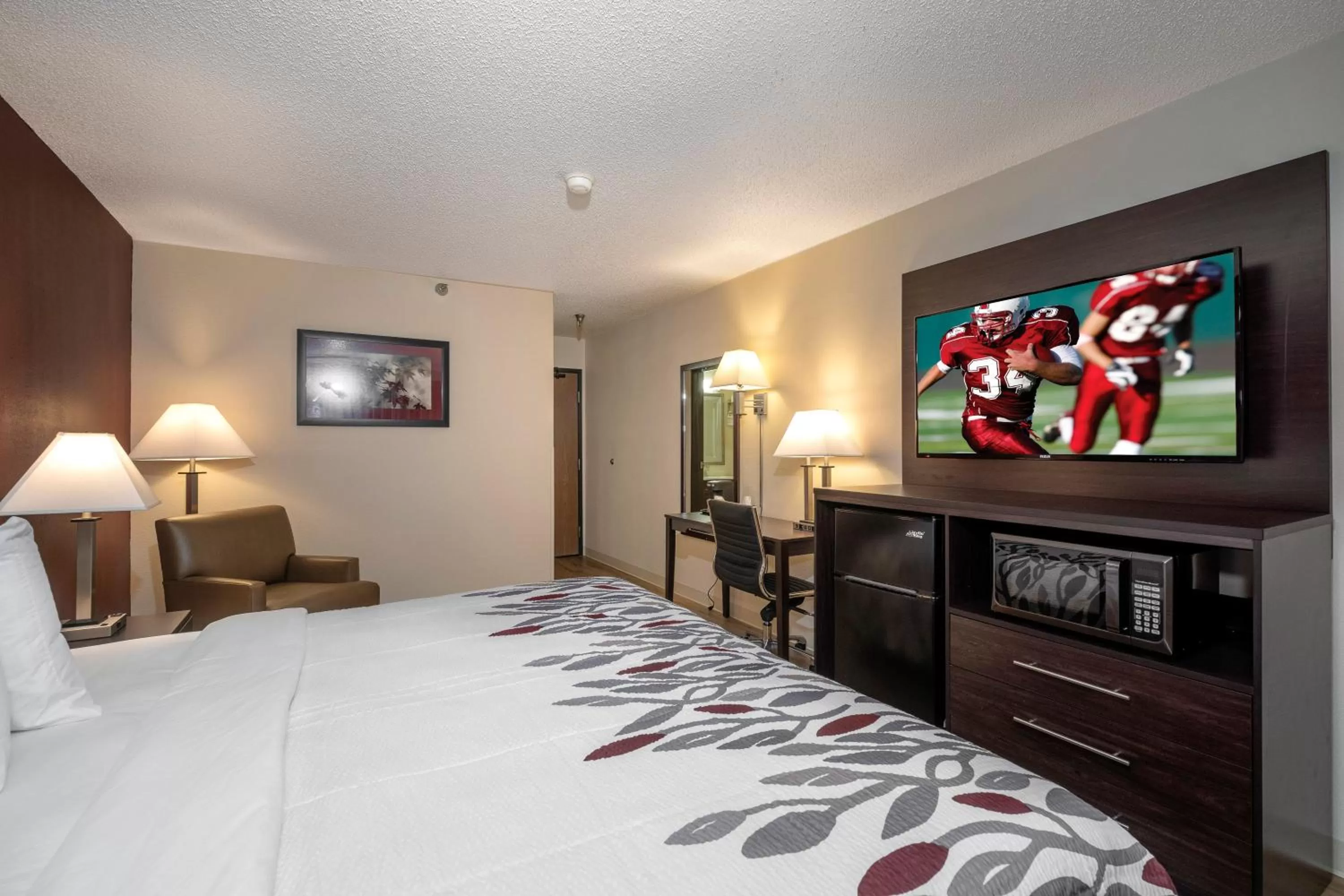 Photo of the whole room, Bed in Red Roof Inn Greensburg