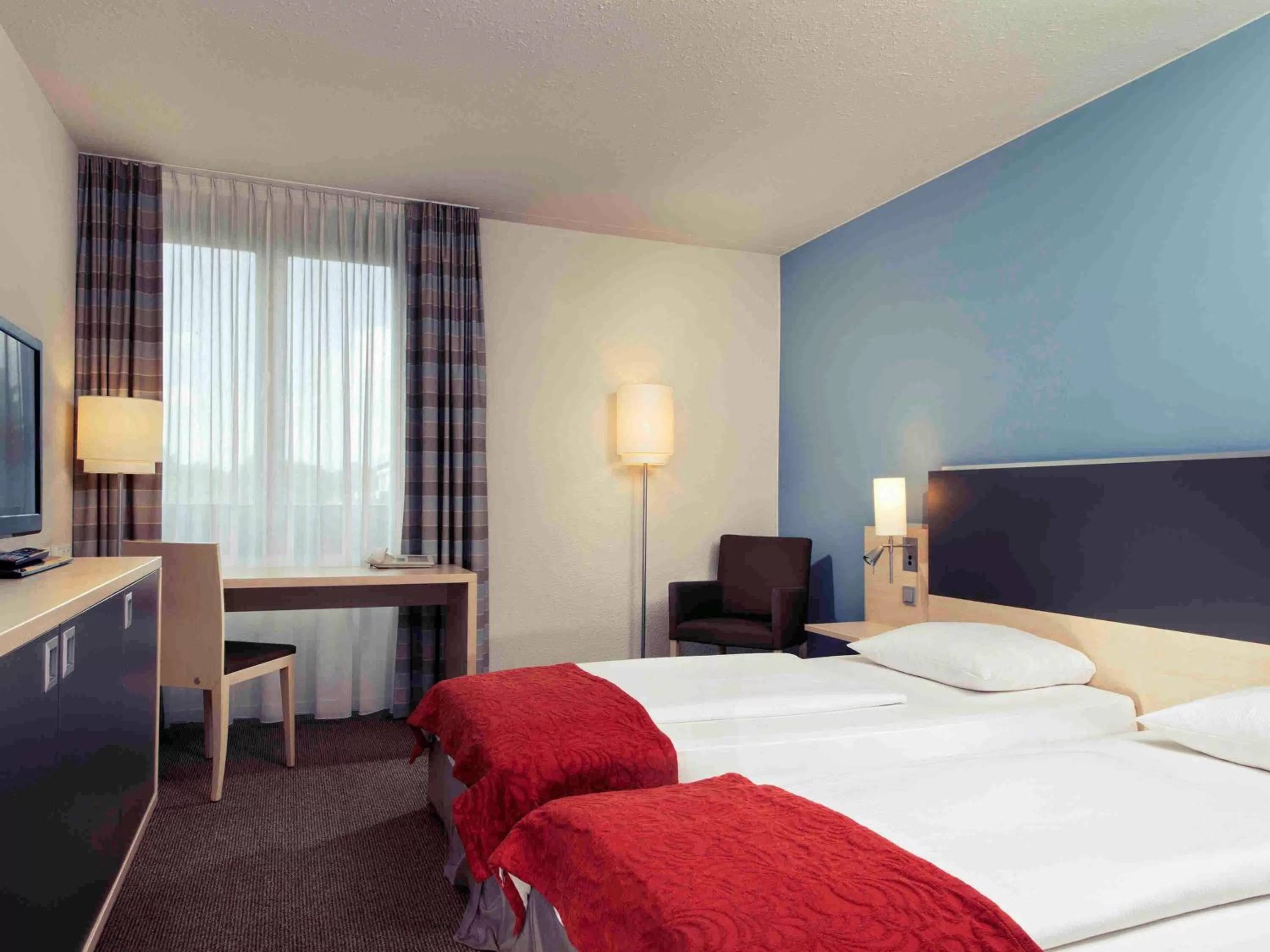 Photo of the whole room, Bed in Mercure Bonn Hardtberg