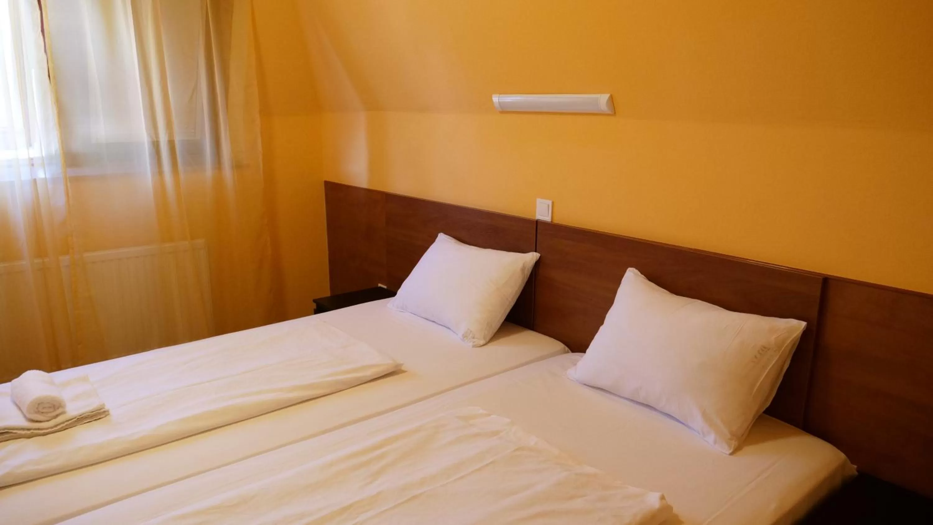 Property building, Bed in Attila Hotel Budapest
