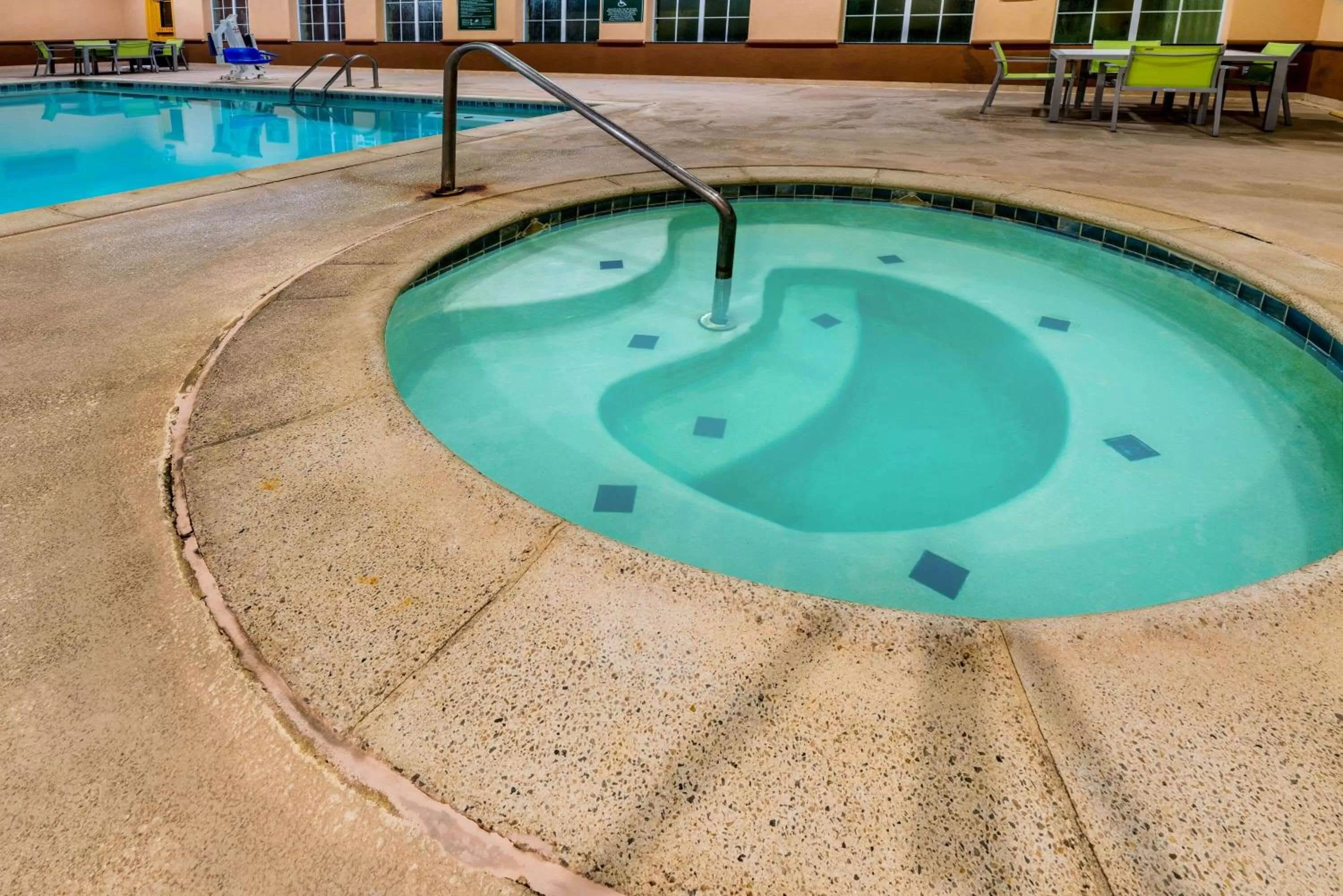 Hot Tub in La Quinta by Wyndham DFW Airport West - Bedford