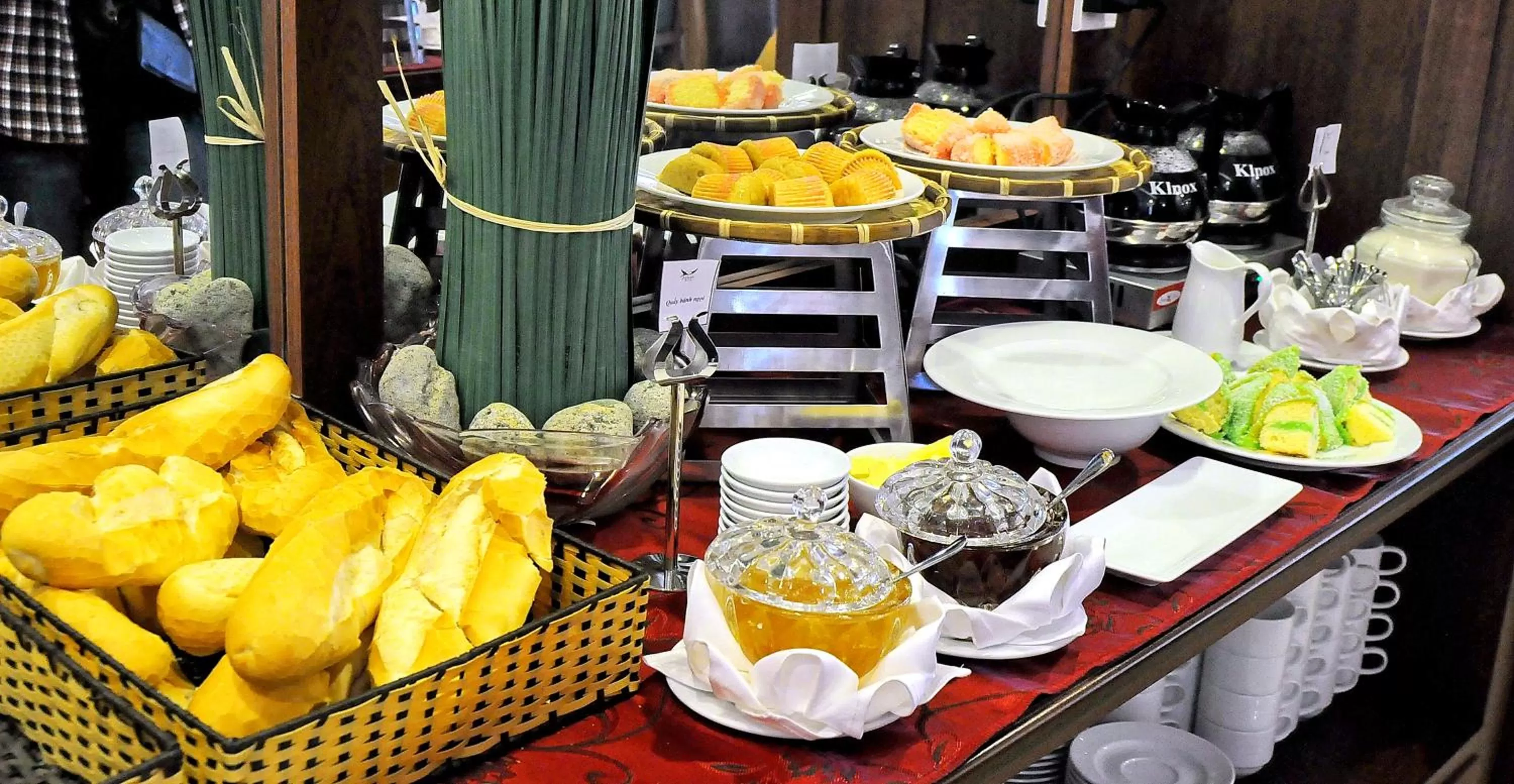 Restaurant/places to eat in Apus Hotel