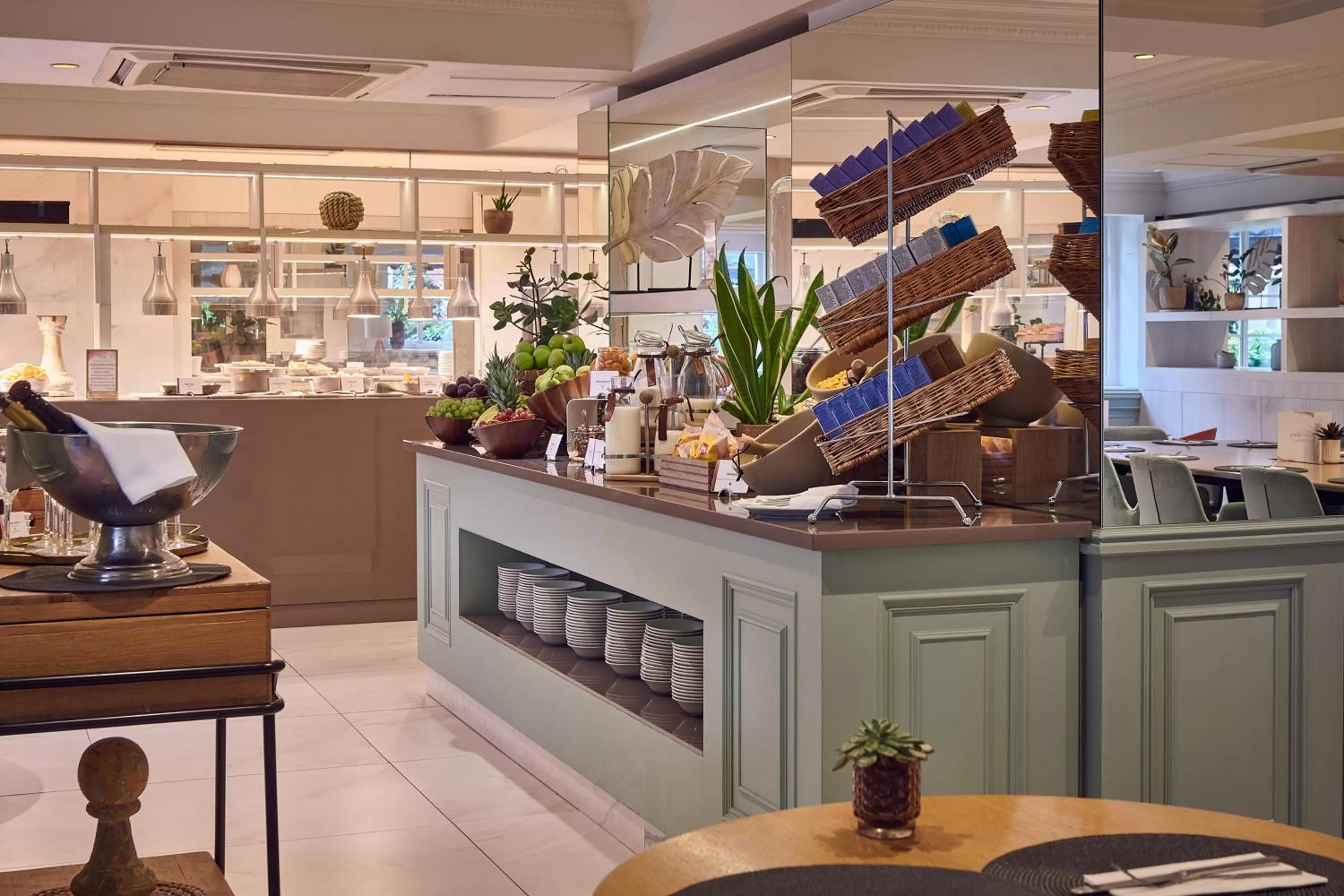 Restaurant/places to eat in Melia White House Hotel