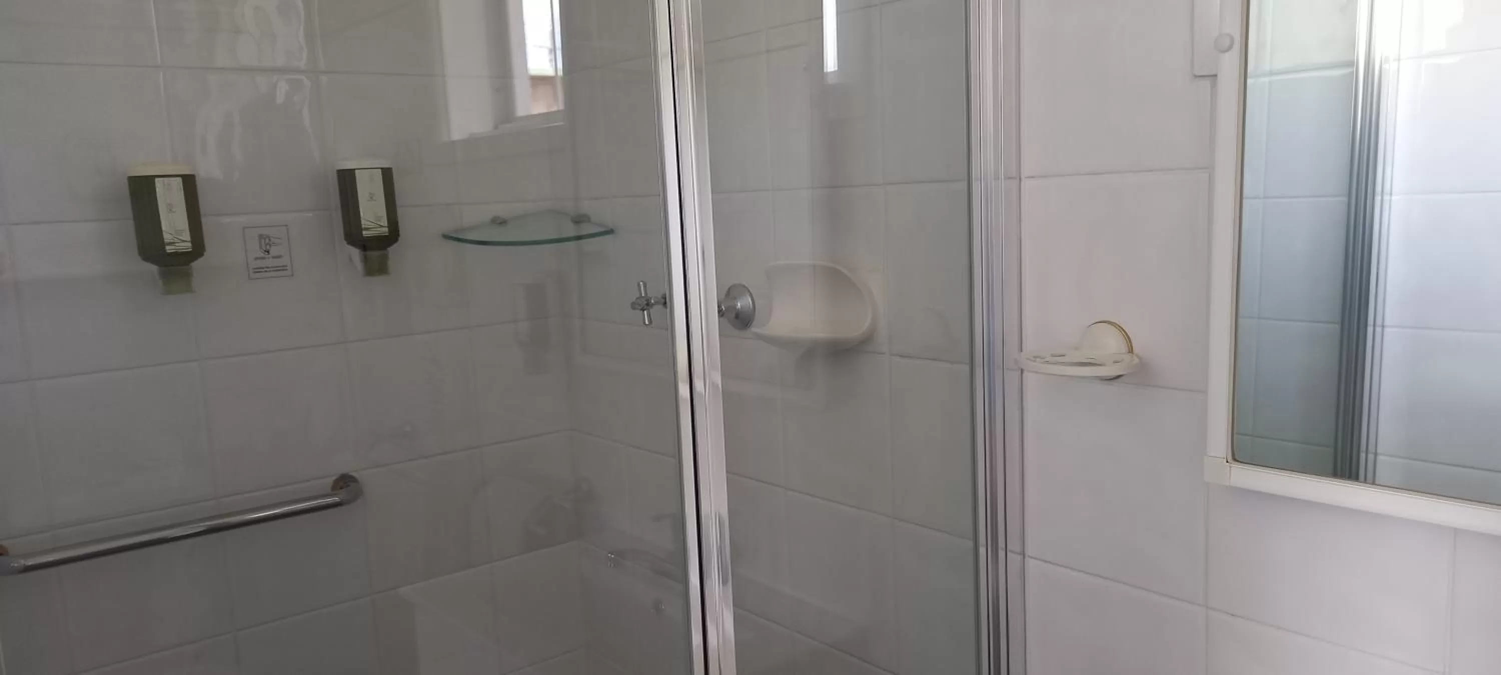 Bathroom in White Manor Motel