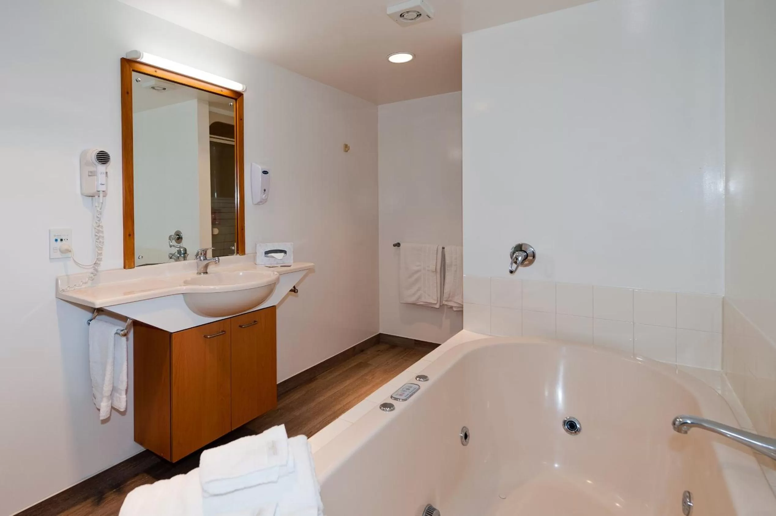 Bathroom in Country Glen Lodge